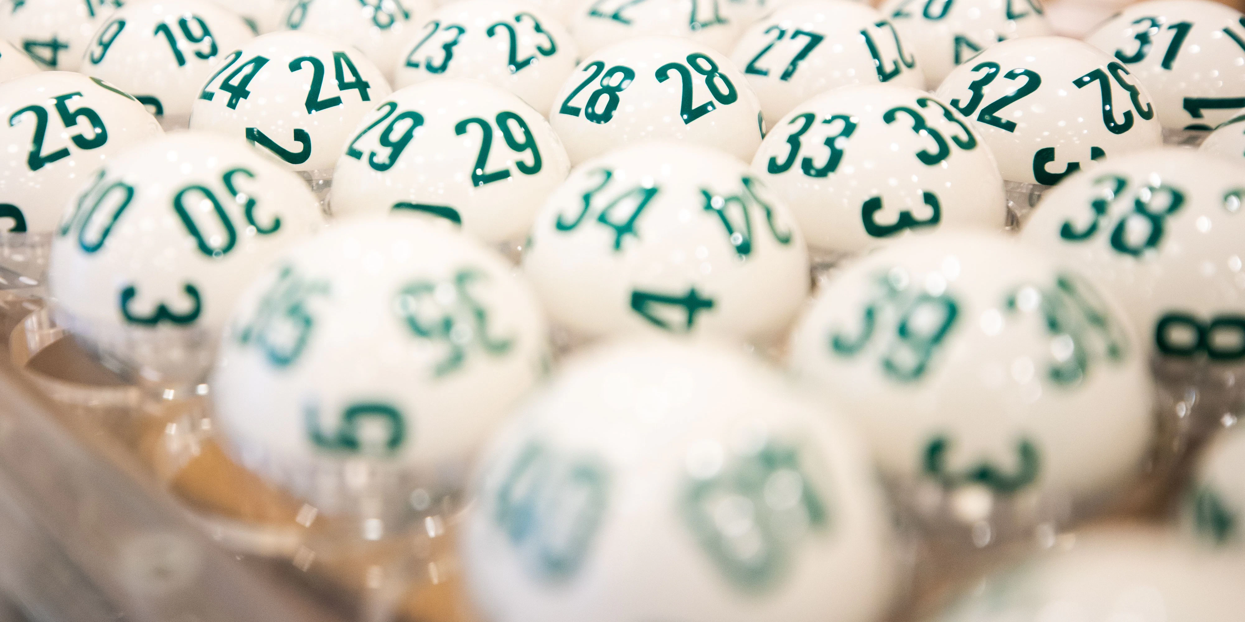 Lotto-Kugeln gestappelt in der Lotto-Ziehungsmaschine in der Wiener Zentrale. Archivbild