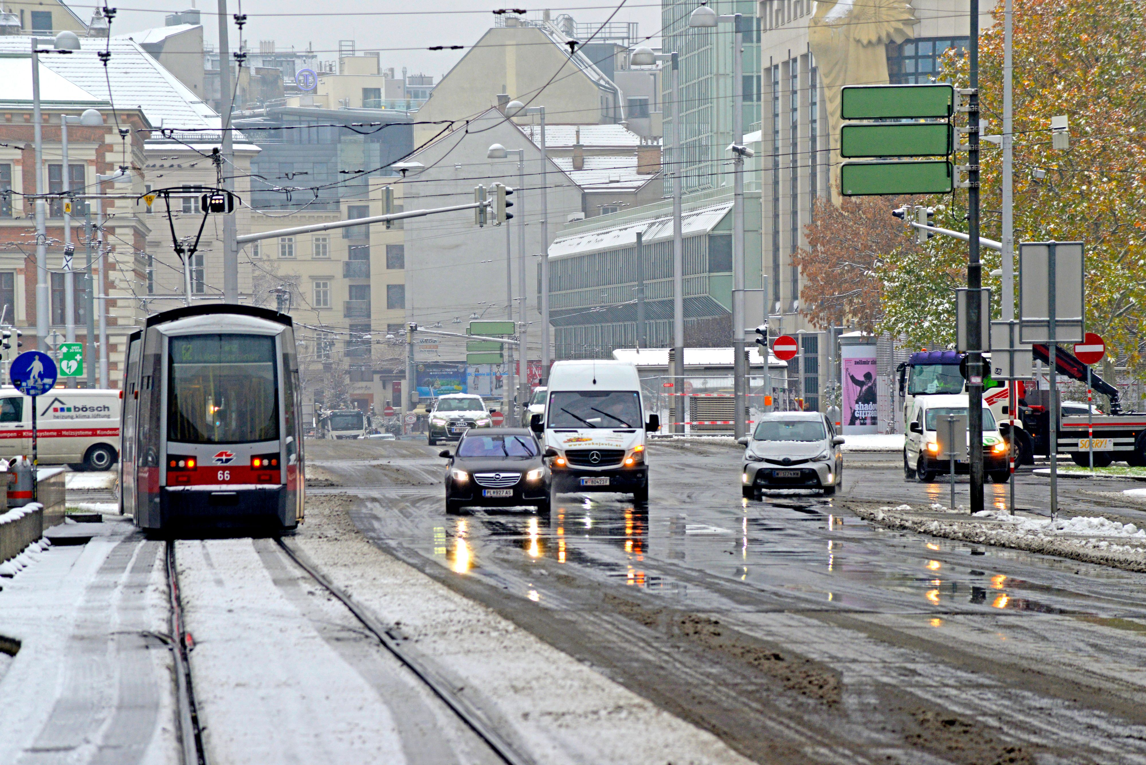 Der Mann stieg nach der Bedrohung in eine andere Straßenbahn um (Symbolbild).
