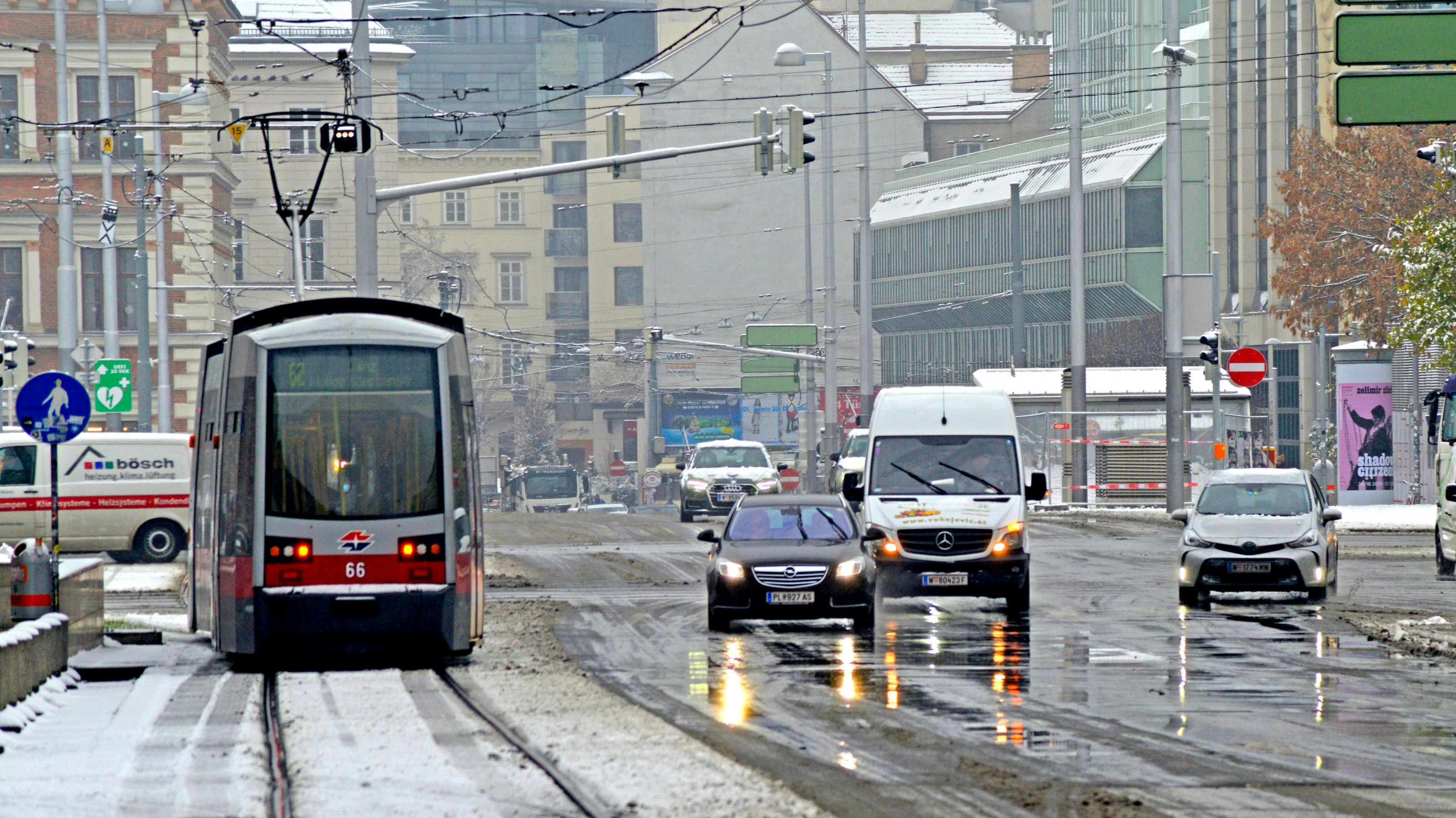 Der Mann stieg nach der Bedrohung in eine andere Straßenbahn um (Symbolbild).