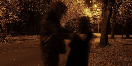 Eine Frau wurde Opfer einer sexuellen Belästigung.