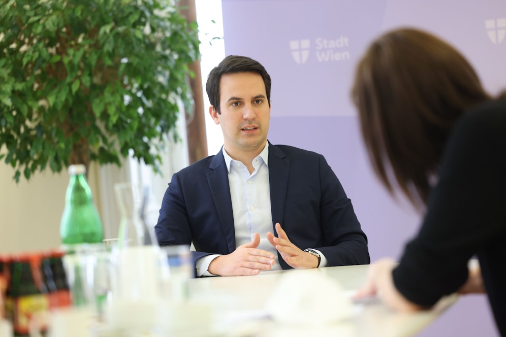 Vizebürgermeister Christoph Wiederkehr (Neos) übt im Gespräch mit <em>