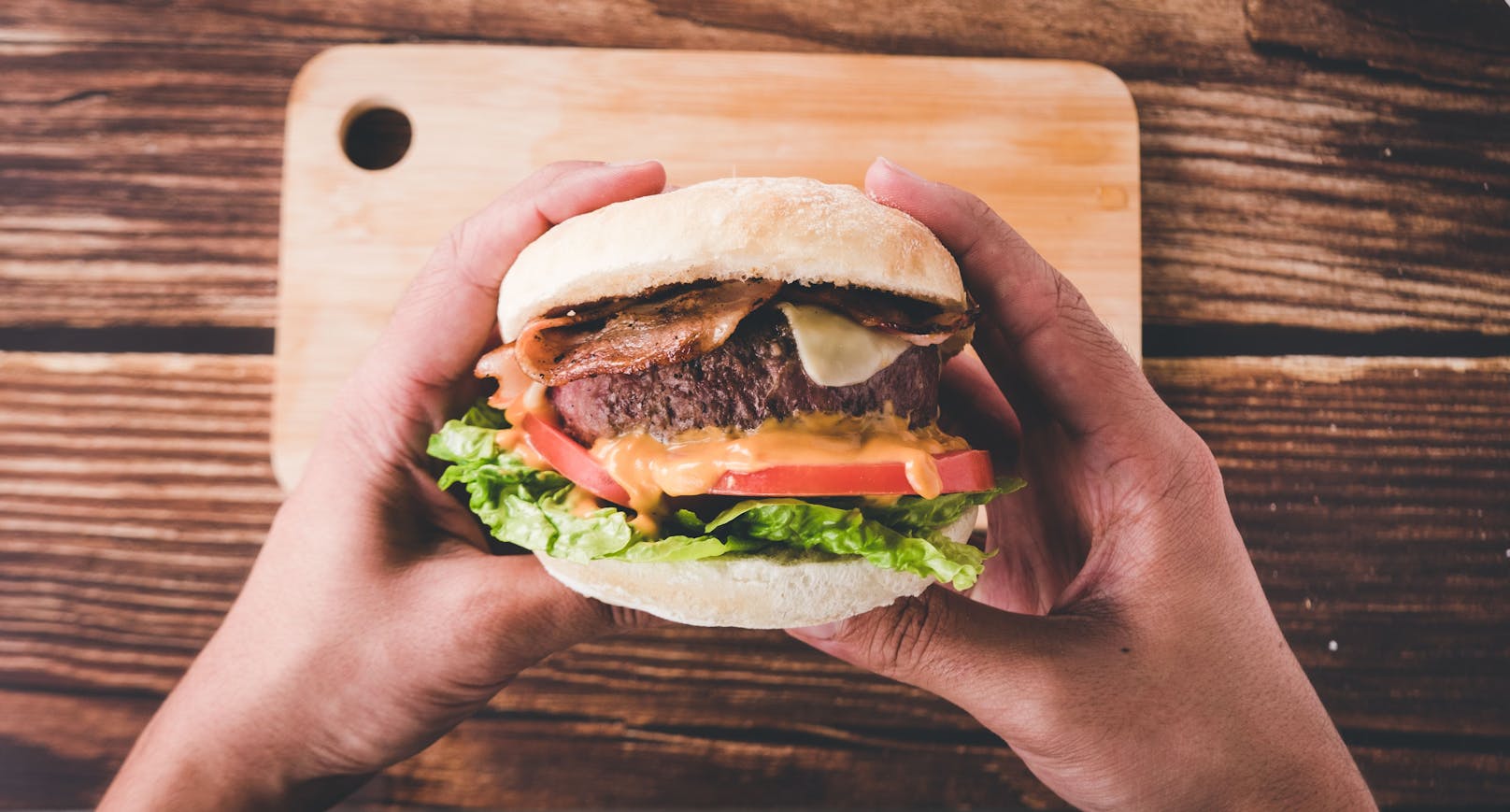 Fleischburger kostet bei Kette mehr als Veggie-Burger