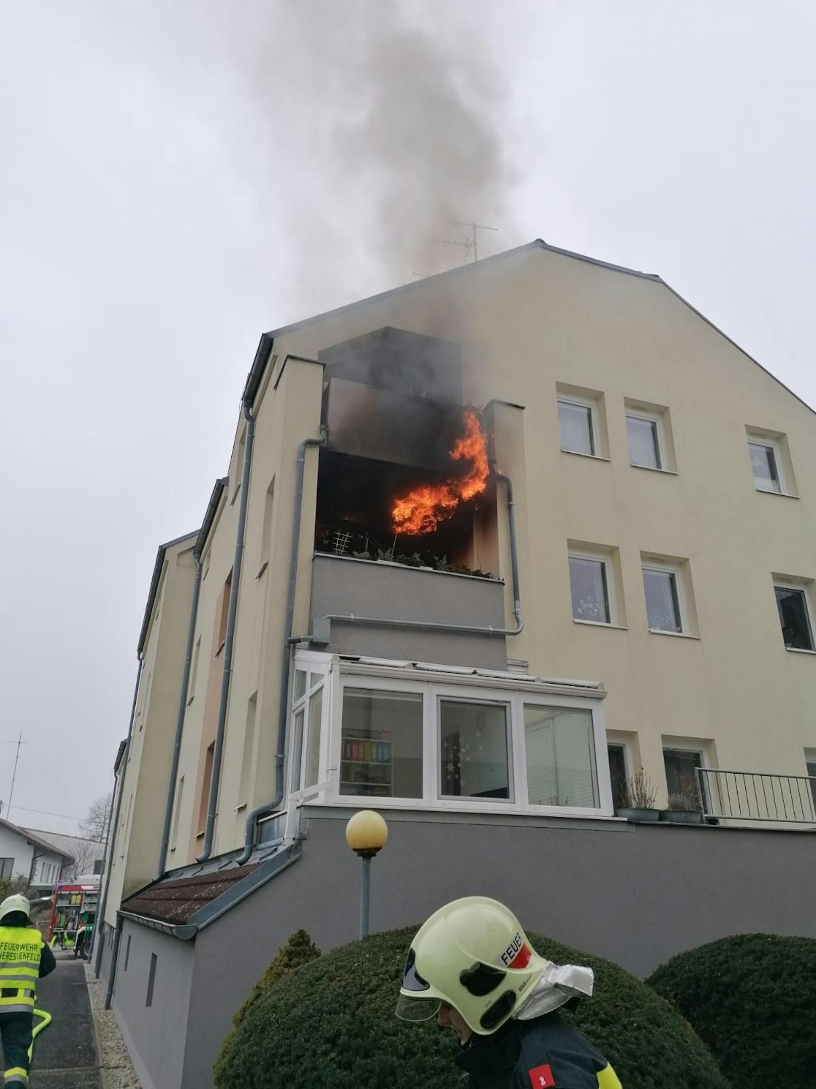 Flammen schossen aus der Wohnung