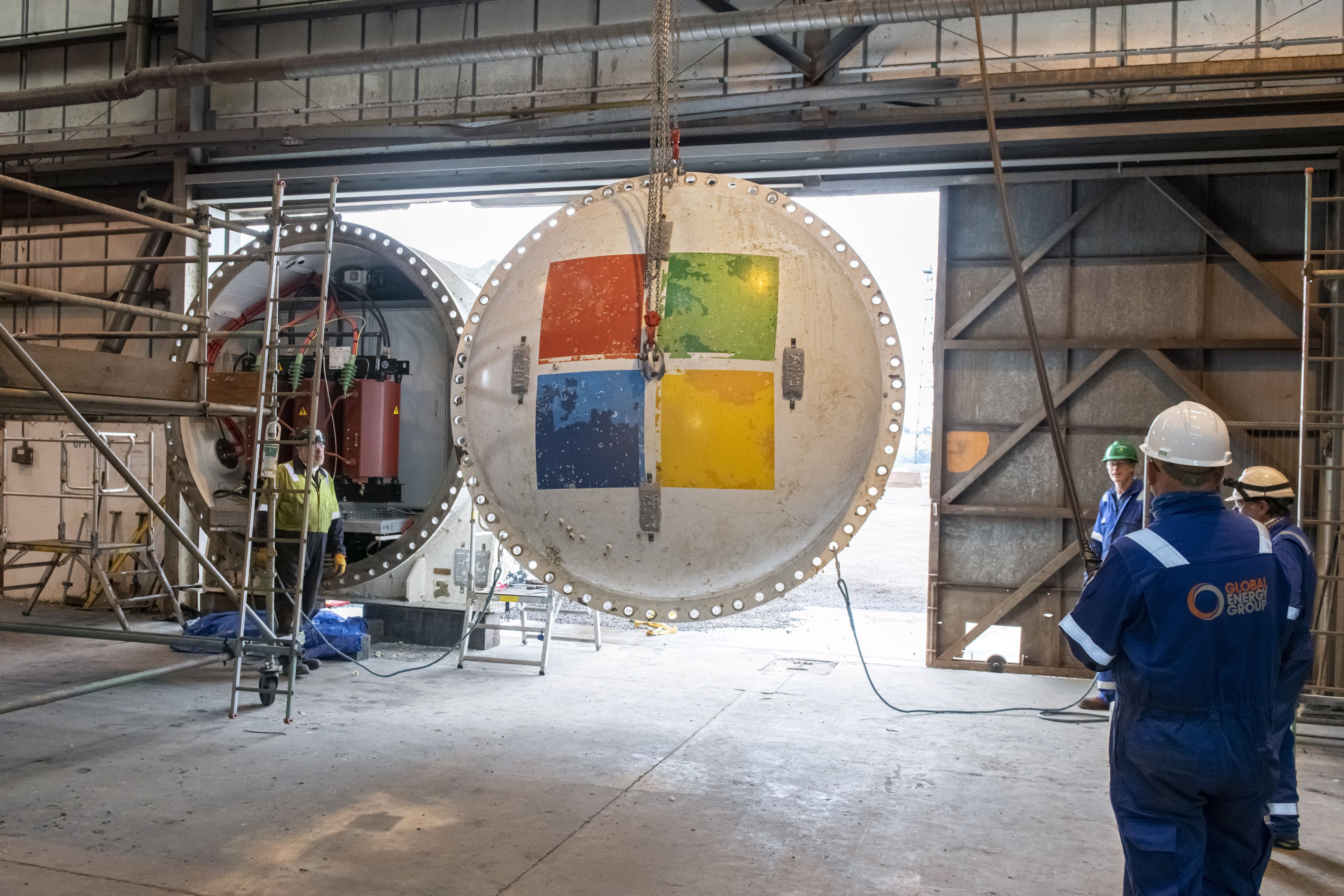 Download von www.picturedesk.com am 03.02.2021 (14:00).  ACT action_31258449 -- HAS TO BE USED WITH .Microsoft have this week (14 Sep) shown off the scene when they retrieved their Project Natick Northern Isles datacenter from the seafloor 117 feet deep earlier this summer. .It had been lowered in spring 2018, and for the next two years team members tested and monitored the performance and reliability of the datacenters servers. .Marine specialists reeled up the shipping-container-size datacenter coated in algae, barnacles and sea anemones from the seafloor off Scotlands Orkney Islands. It was then cleaned to reveal the familiar Microsoft logo. .The retrieval launched the final phase of a years-long effort that proved the concept of underwater datacenters is feasible, as well as logistically, environmentally and economically practical Where: Inverness, Scotland, United Kingdom.When: 22 Jul 2020.Credit: Jonathan Banks/Microsoft/Cover Images. - 20200722_PD11594 - Rechteinfo: Rights Managed (RM)