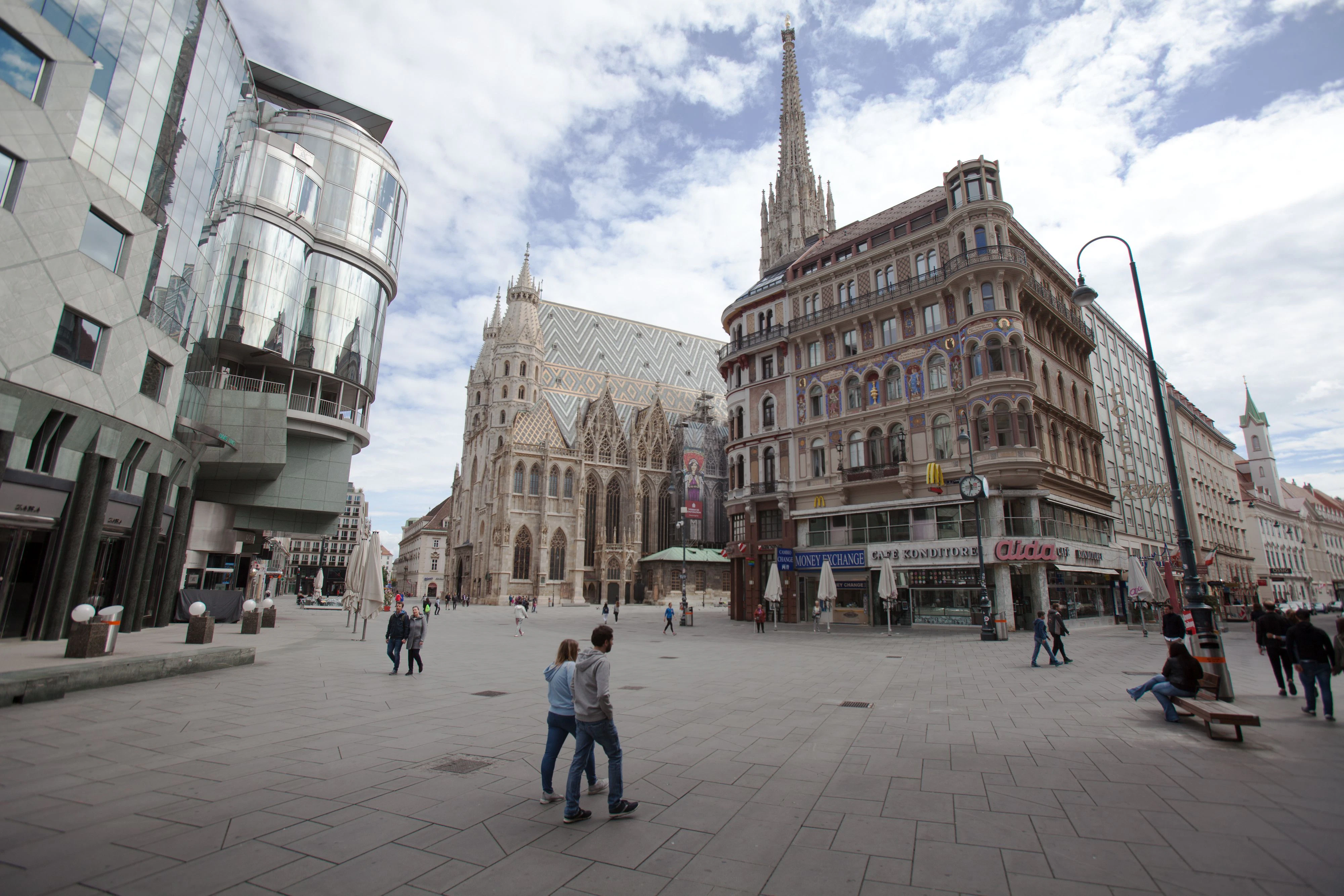 Menschen am Stephansplatz: Im Dom und allen Kirchen dürfen wieder Gottesdienste besucht werden.