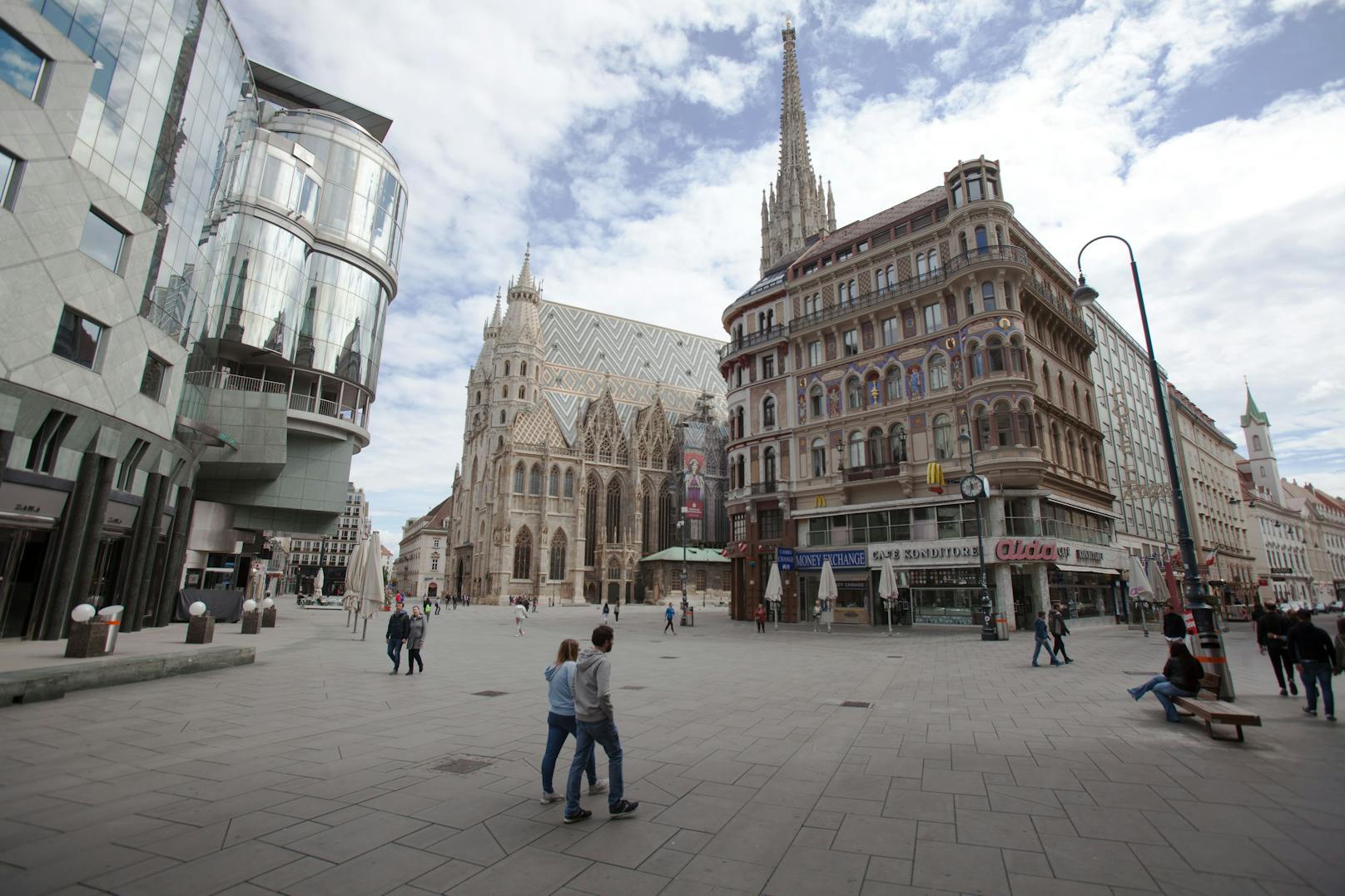 Menschen am Stephansplatz: Im Dom und allen Kirchen dürfen wieder Gottesdienste besucht werden.
