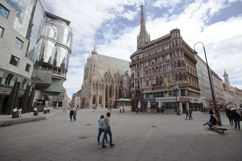 Menschen am Stephansplatz: Im Dom und allen Kirchen dürfen wieder Gottesdienste besucht werden.