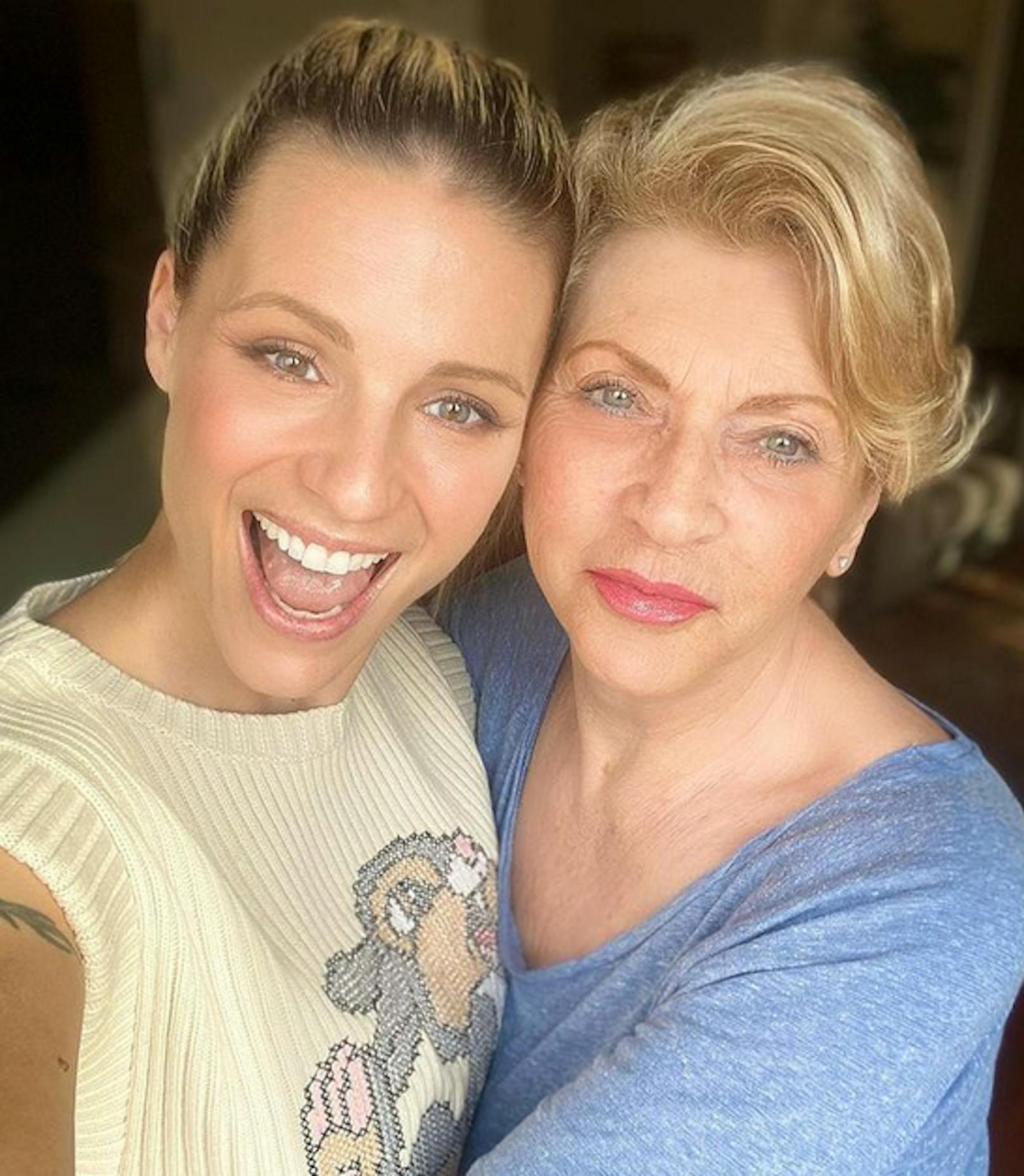 Michelle Hunziker macht mit diesem Selfie ihrer Mama <strong>Ineke</strong> nach schwierigen Zeiten in der Vergangenheit eine berührende Liebeserklärung: "Ich liebe dich", schreibt sie unter das gemeinsame Foto der beiden Hunziker-Schönheiten.<br>
