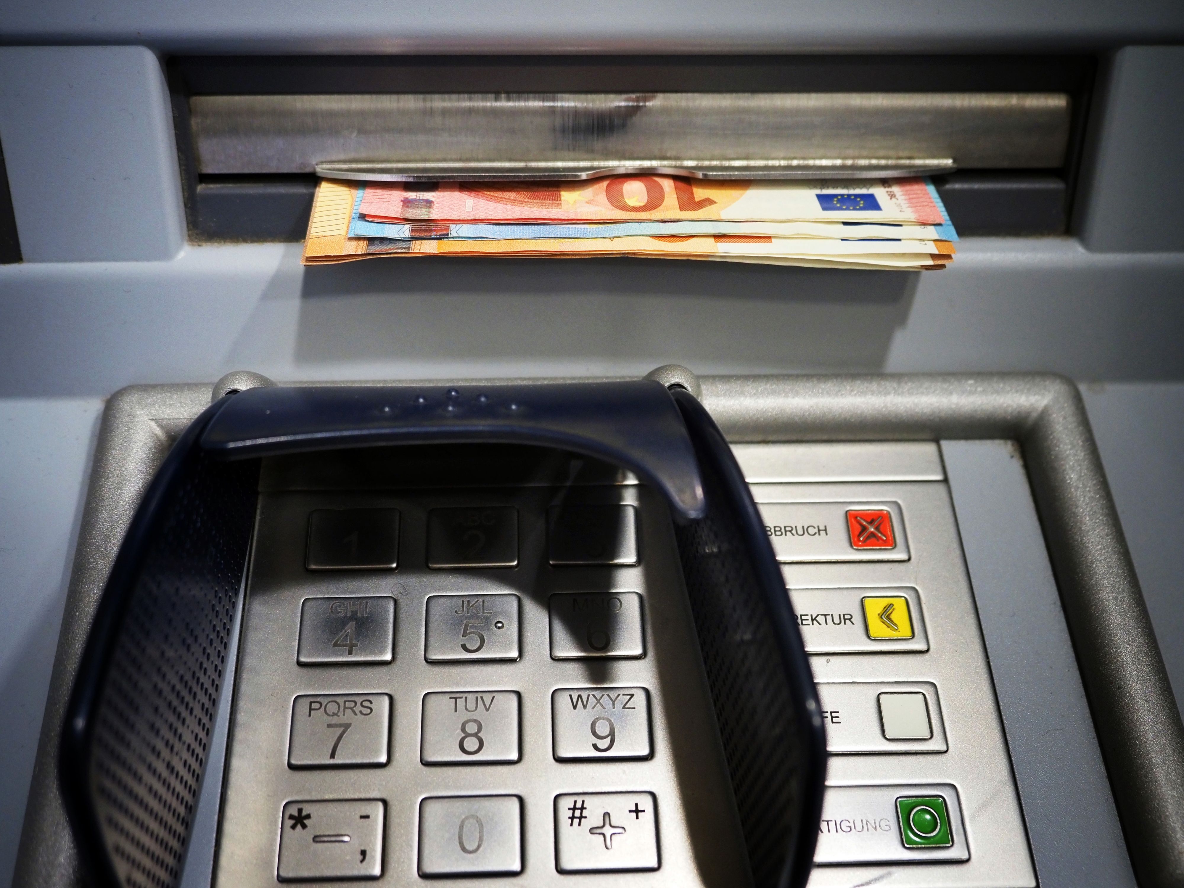 Ein Verbrecher-Duo knackte Bankomaten und hinterließ eine 