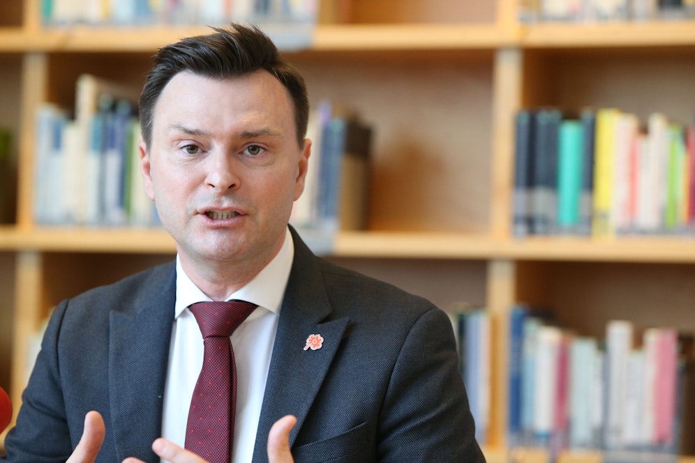 Die Coronakrise setzt Kindern und Jungendlichen immer mehr psychisch zu. Depressionen, Angstzustände oder Essstörungen steigen. Der Koordinator für Psychiatrie, Sucht- und Drogenfragen der Stadt Wien, Ewald Lochner setzt nun auf ein Pilotprojekt, bei dem Therapeuten die jungen Patienten in deren vertrauten Umfeld behandeln.