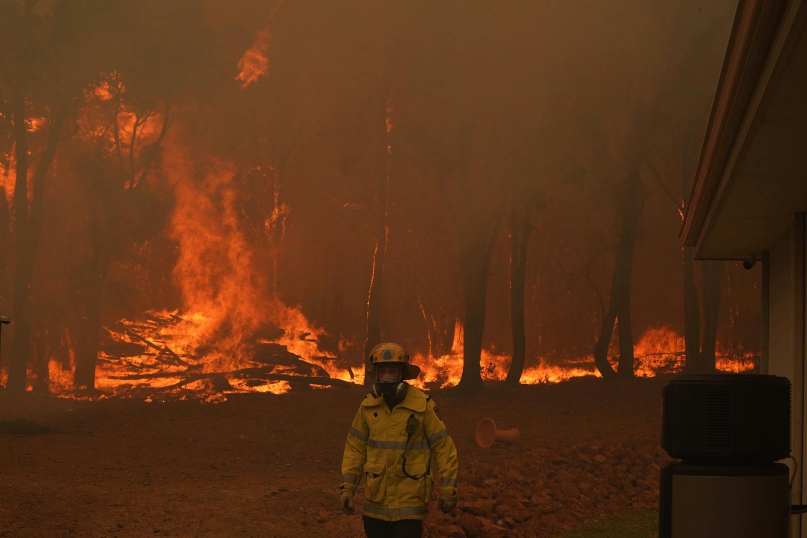Nahe Perth an der Westküste Australiens kämpft die Feuerwehr gegen zahlreiche Buschfeuer.