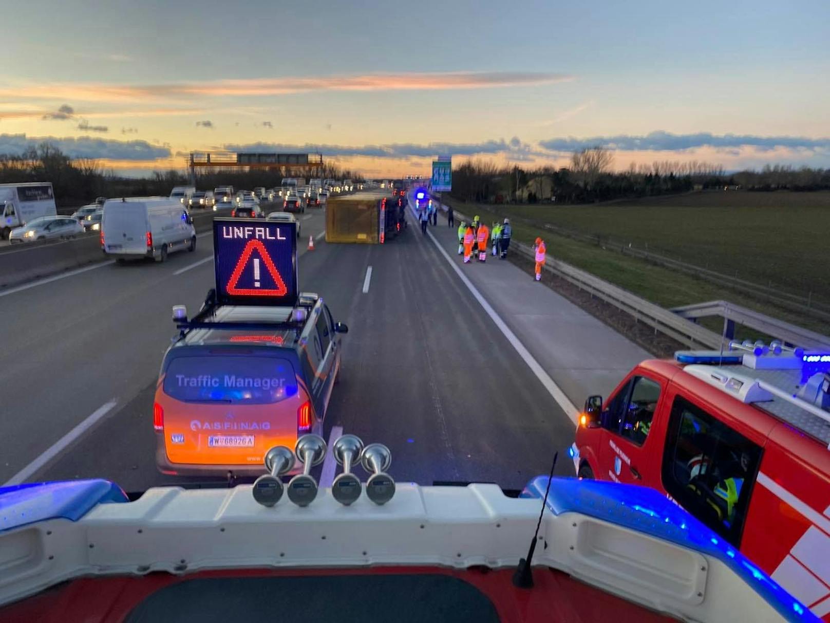 Auf der Südautobahn kam es am Donnerstagmorgen zu mehreren Unfällen. Bei Wiener Neudorf kippte ein Lkw um, in der Gegenrichtung waren sieben Fahrzeuge in eine Massenkarambolage verwickelt. 