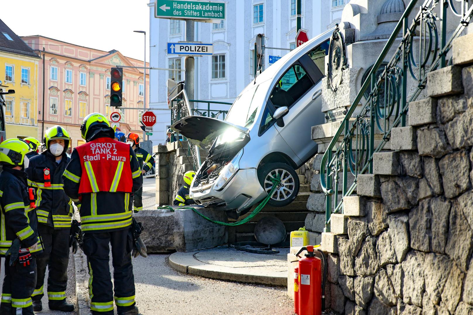 Der Fahrer wurde in dem Wagen eingeklemmt.