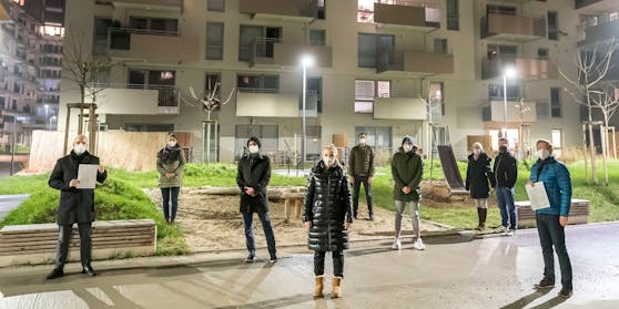 Die Mieter vor dem Haus, einige wollen weniger zahlen.