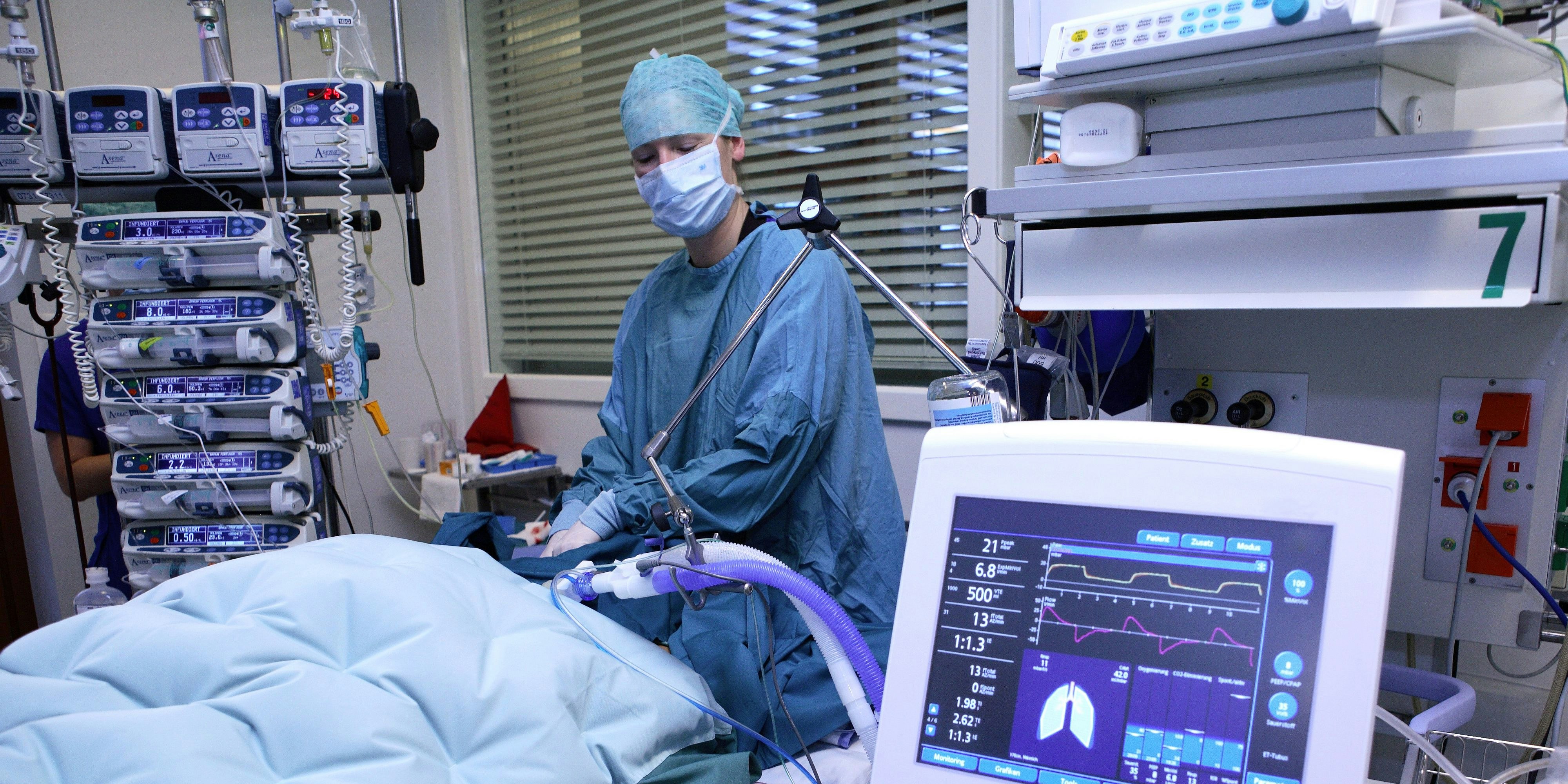 Blick in eine Intensivstation (Archivfoto). Die Zahl der Neuinfektionen in Österreich pendelt sich bei 1.500 ein.