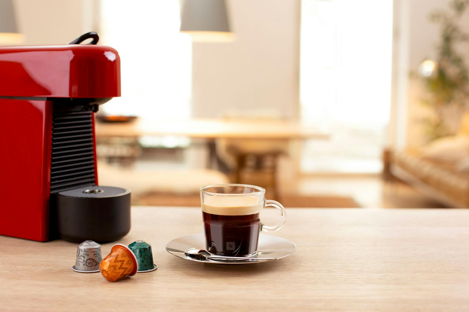 Jetzt mitspielen: Zu gewinnen gibt es auch eine Nespresso Essenza Plus Kaffeemaschine sowie 10 Kapseln der sechs Nespresso WORLD EXPLORATIONS Varietäten.