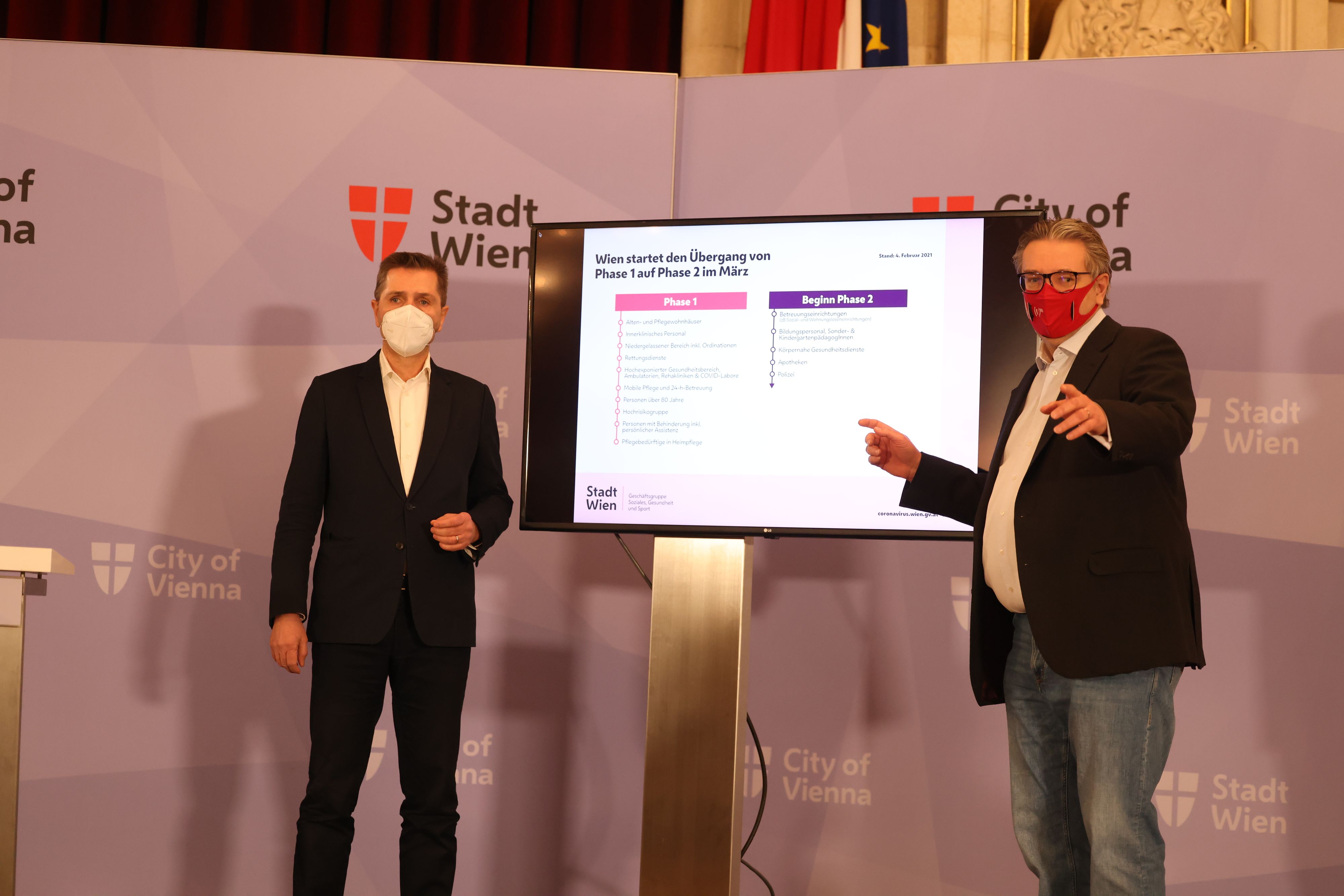 Der ärztliche Leiter des Wiener Gesundheitsverbund, Michael Binder (li.) und Gesundheitsstadtrat Peter Hacker (SPÖ) stellen den aktuellen Impfplan der Stadt vor.