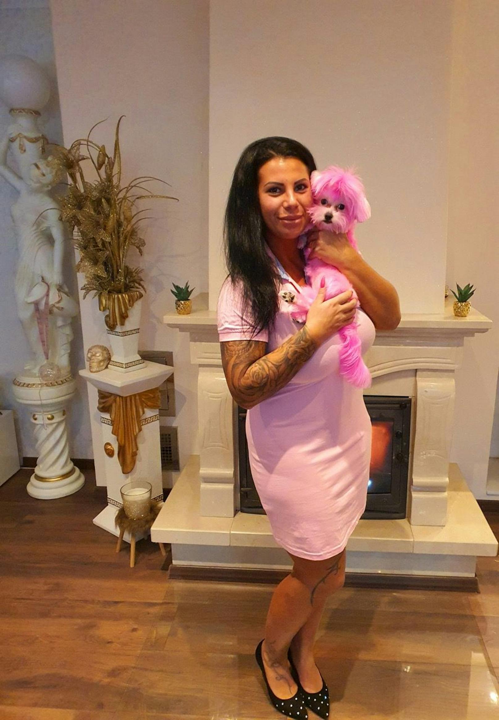 Miriam (31) färbte das Fell ihres Hundes "Chanel" pink