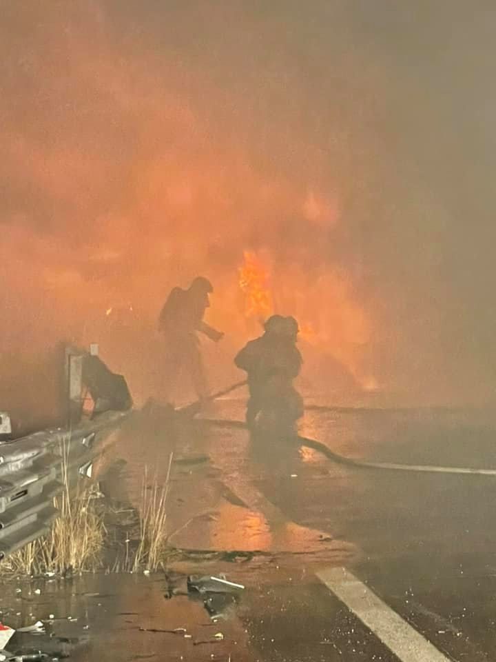 Die Feuerwehr löschte den Lkw.