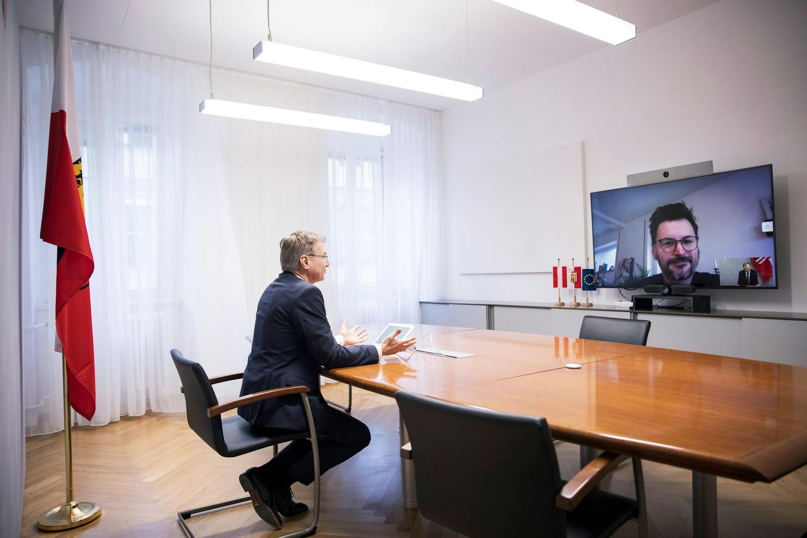 "Distance Interview": "Heute"-Reporter Armin Bach am Bildschirm vor LH Thomas Stelzer