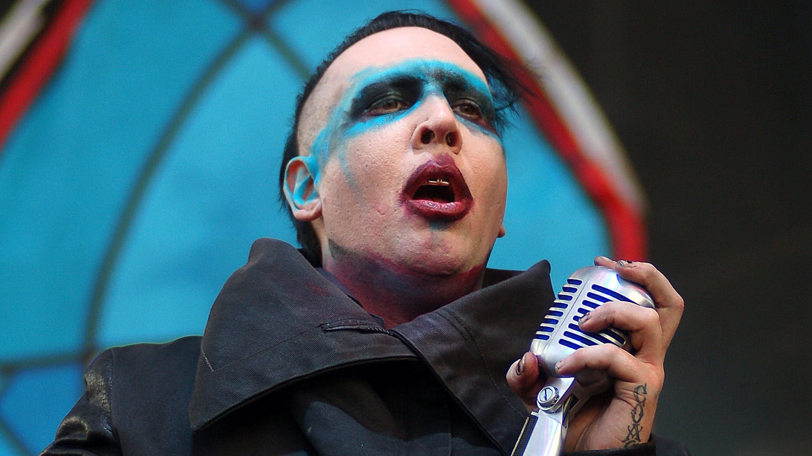 <strong>Marilyn Manson</strong> bekam Besuch von der Polizei, weigerte sich aber, mit den Cops zu sprechen oder sein Haus zu verlassen.<br>