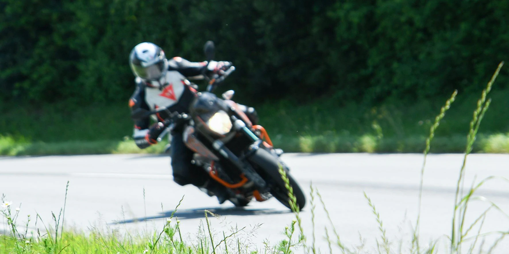 Der Biker war mit Gummi-Patschen und ohne Handschuhe unterwegs.
