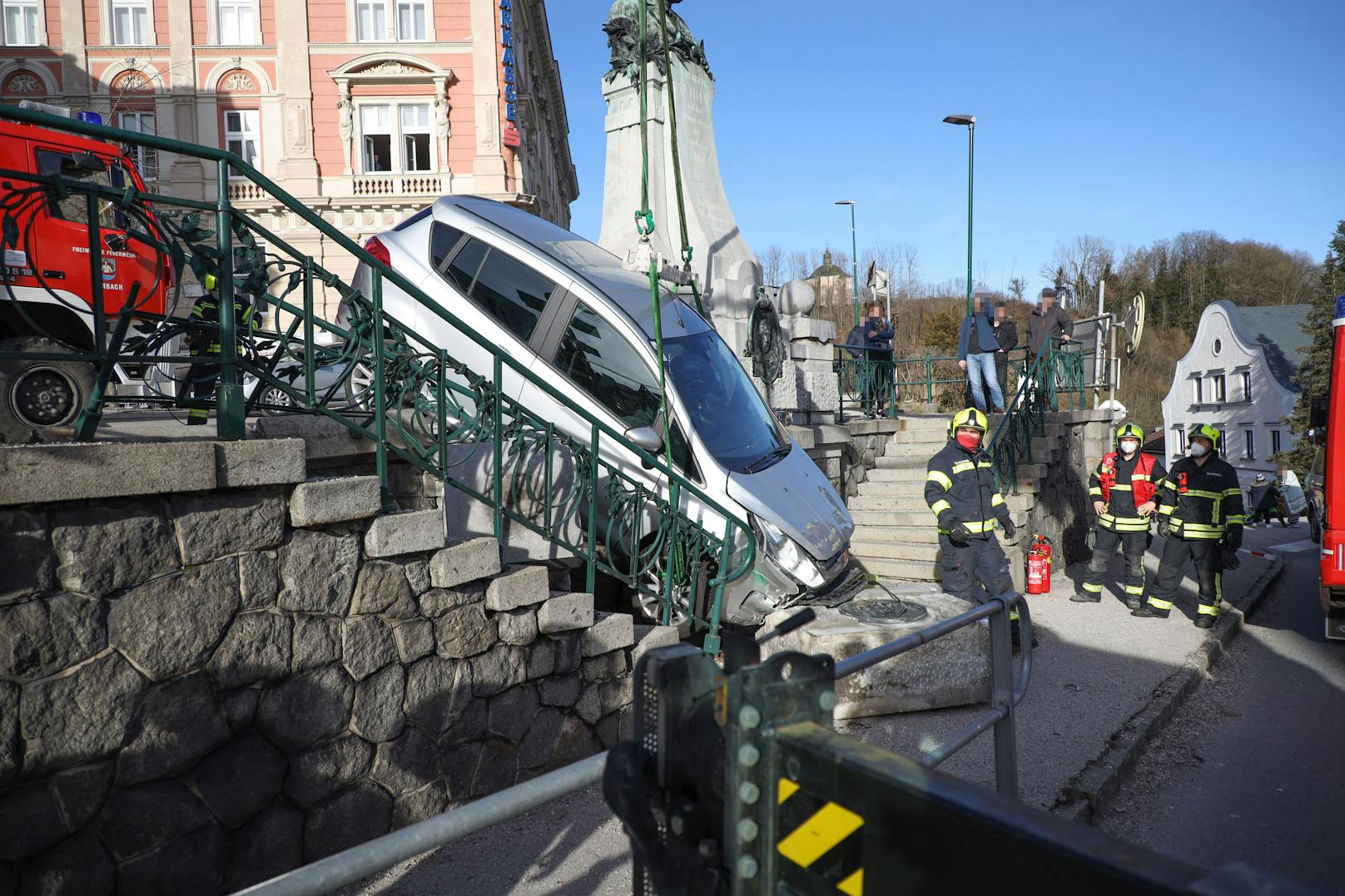 Autolenker rammt 120 Jahre altes Denkmal