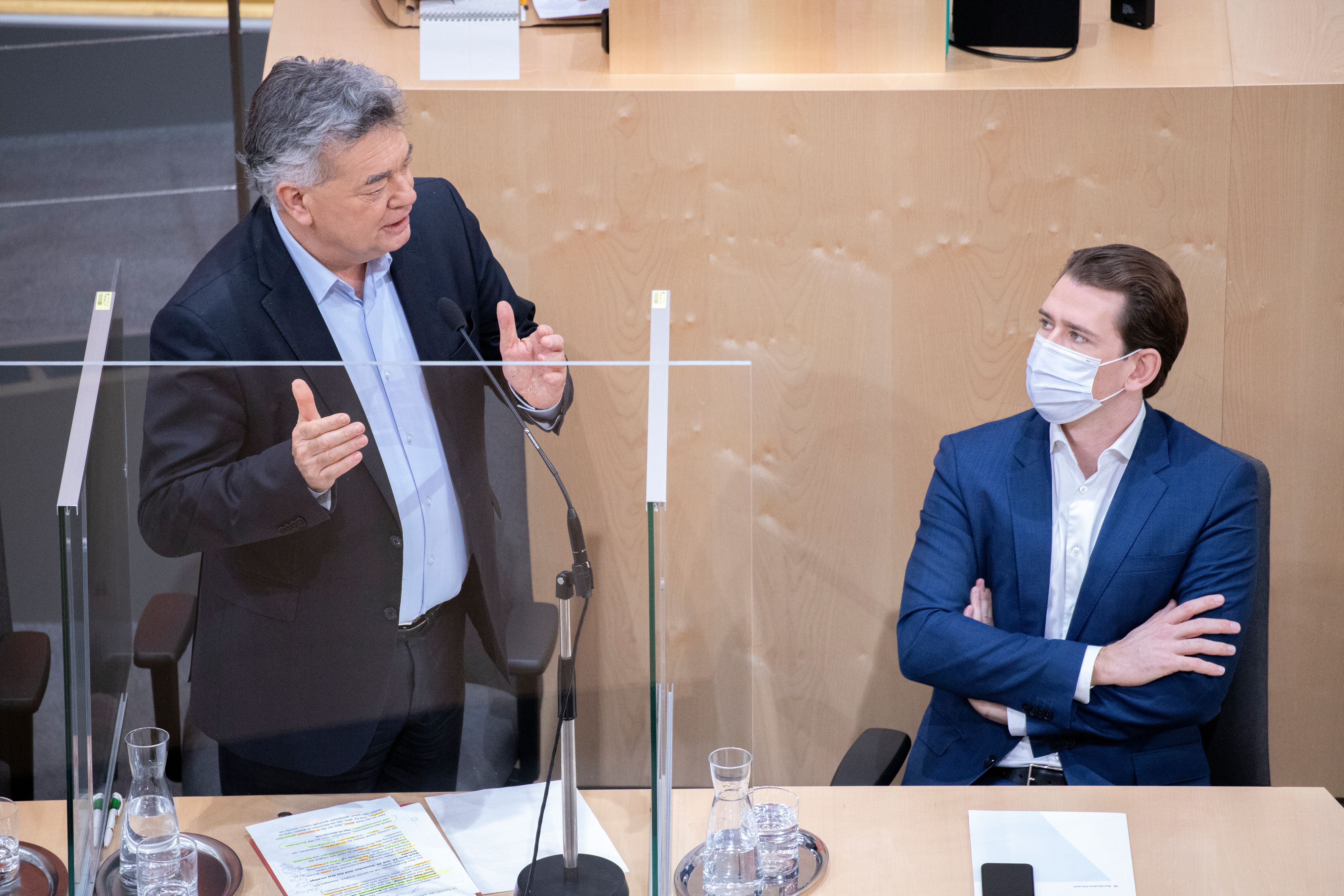 Download von www.picturedesk.com am 04.02.2021 (08:19).  In Wien fand heute eine Plenarsitzung des Nationalrates im Parlament statt. Im Bild: Bundeskanzler Sebastian Kurz (ÖVP) und Vizekanzler Werner Kogler (GRÜNE). Wien, Österreich. 21.12.2020 // Plenary session of the National Council at the parliament in Vienna, Austria. Picture: Federal Chancellor, Sebastian Kurz (OEVP) and Vice Chancellor Werner Kogler (GREEN). December 21st, 2020 - 20201221_PD4007 - Rechteinfo: Rights Managed (RM)