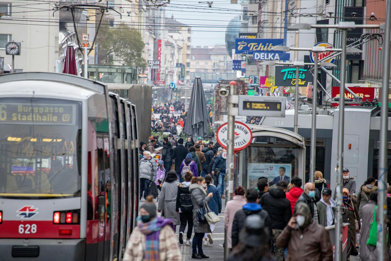 Am ersten Tag nach dem 2. Lockdown strömten in Österreich Massen auf die Straße (7. Dezember 2020)