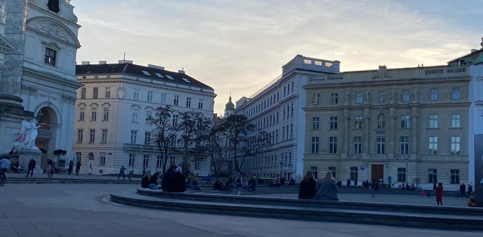 Am Karlsplatz versammelten sich am Donnerstag zahlreiche Wiener