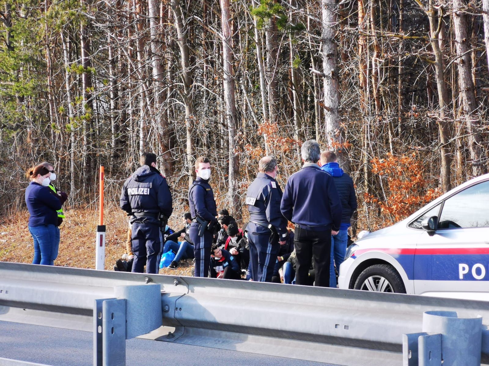 Zahlreiche Flüchtlinge auf der A21 erwischt.