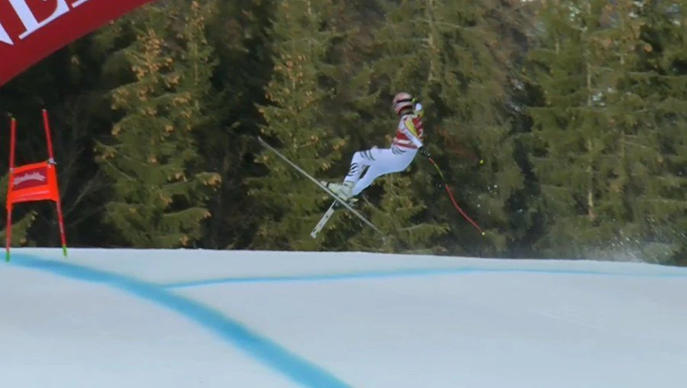 Josef Ferstl fliegt spektakulär ab. 