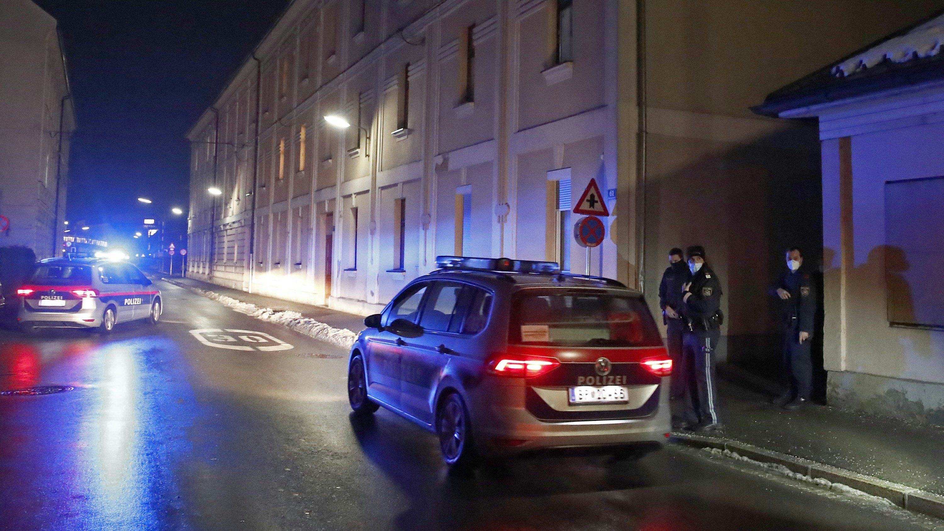 Die Polizei musste zu einem Mehrparteienhaus anrücken. Symbolbild. 