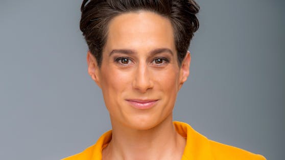 Rosa Lyon moderiert die Früh-ZIBs, die ZIB um 13 Uhr und ECO – das Wirtschaftsmagazin im ORF