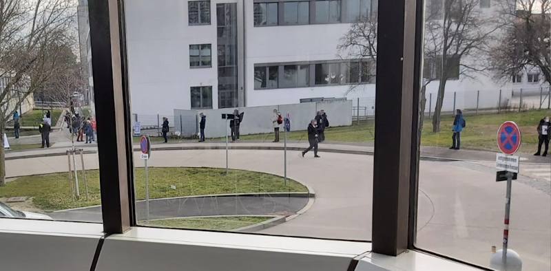Vor der Teststraße in Alterlaa wurde meterlang Schlange gestanden