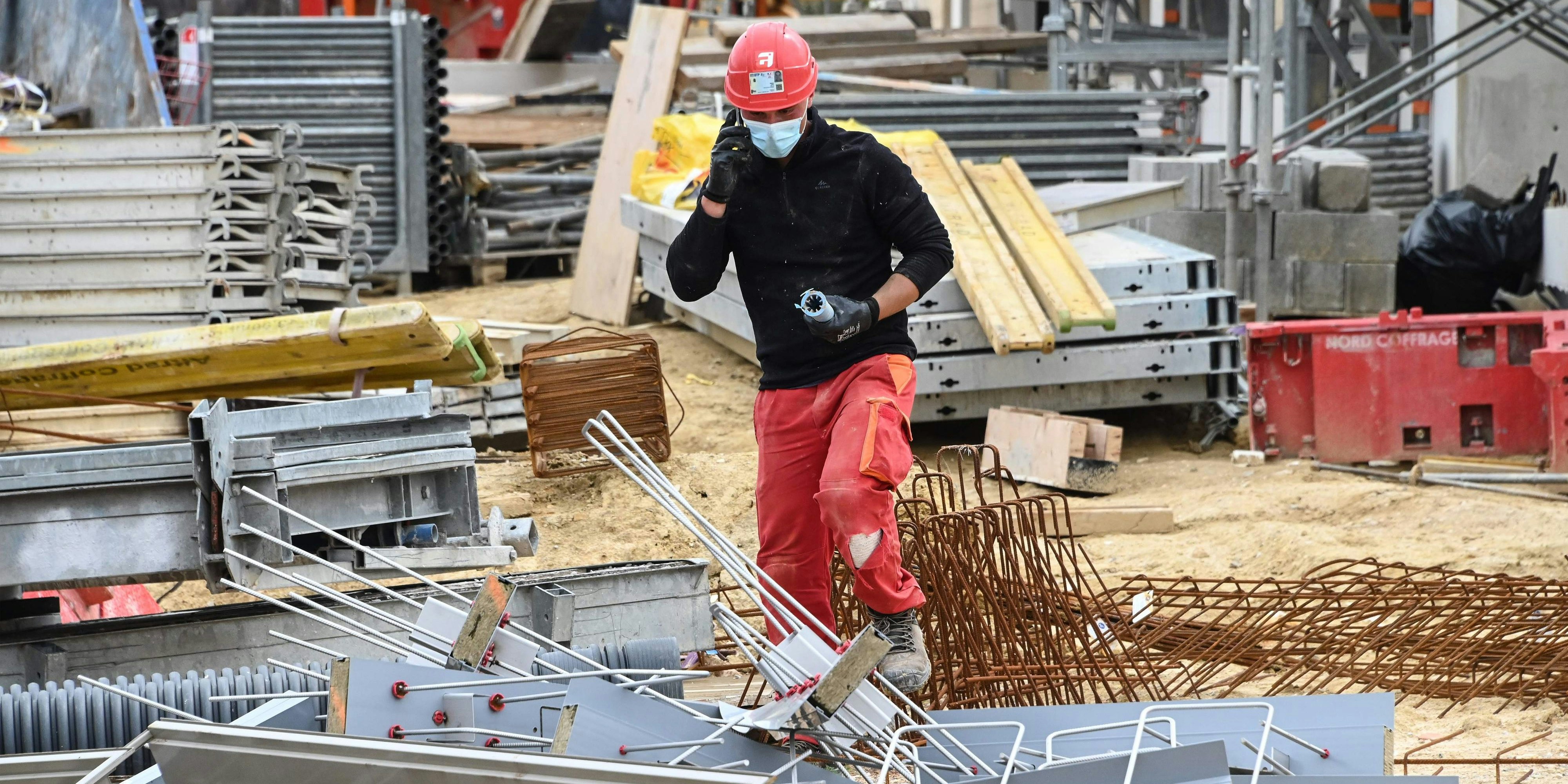 Maskenpflicht am Bau - auch im Freien.