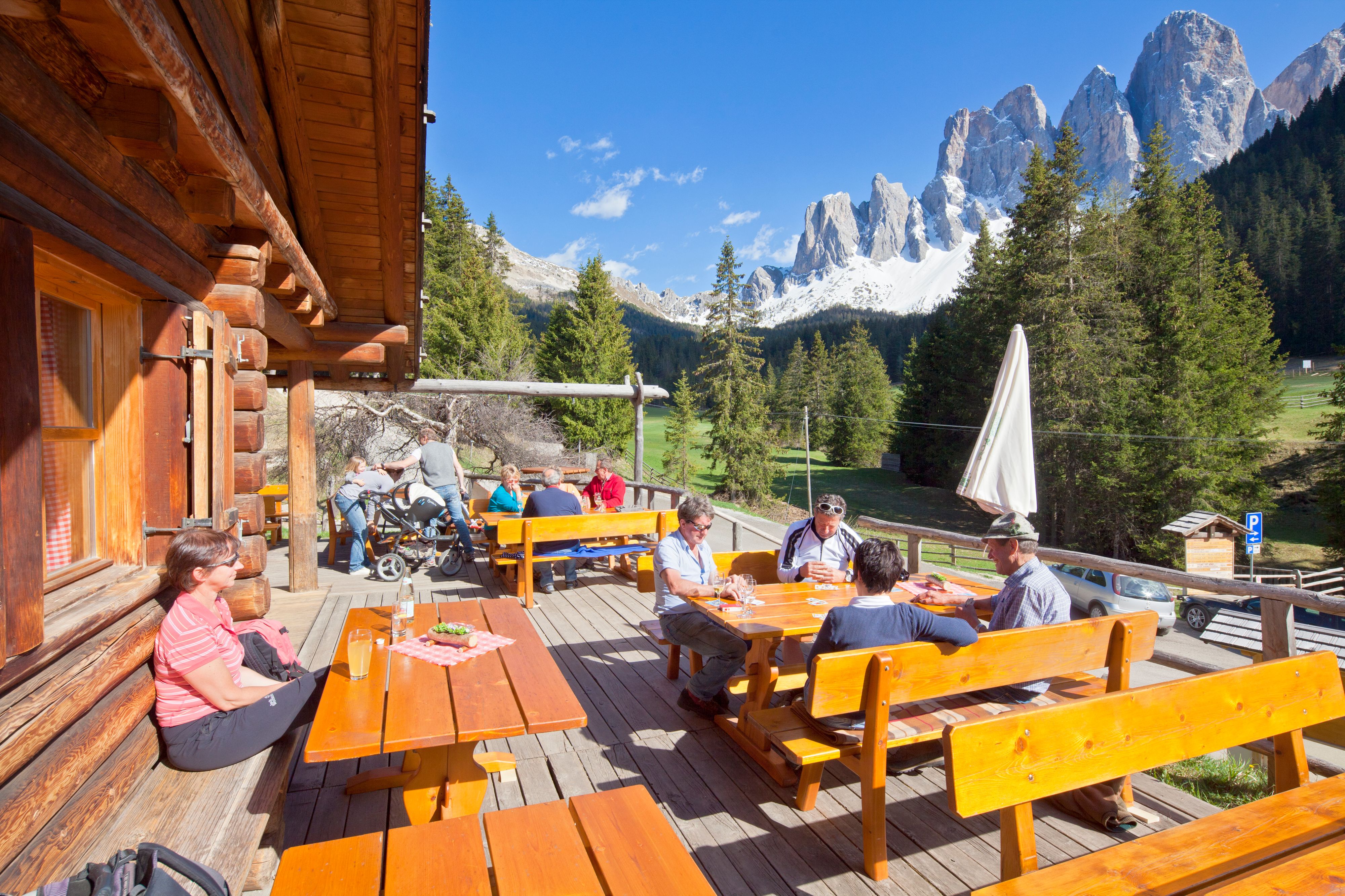 18 Gäste ließen es sich bei einer Jausenstation in Söll gut gehen.