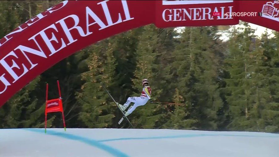 Josef Ferstl fliegt spektakulär ab. 