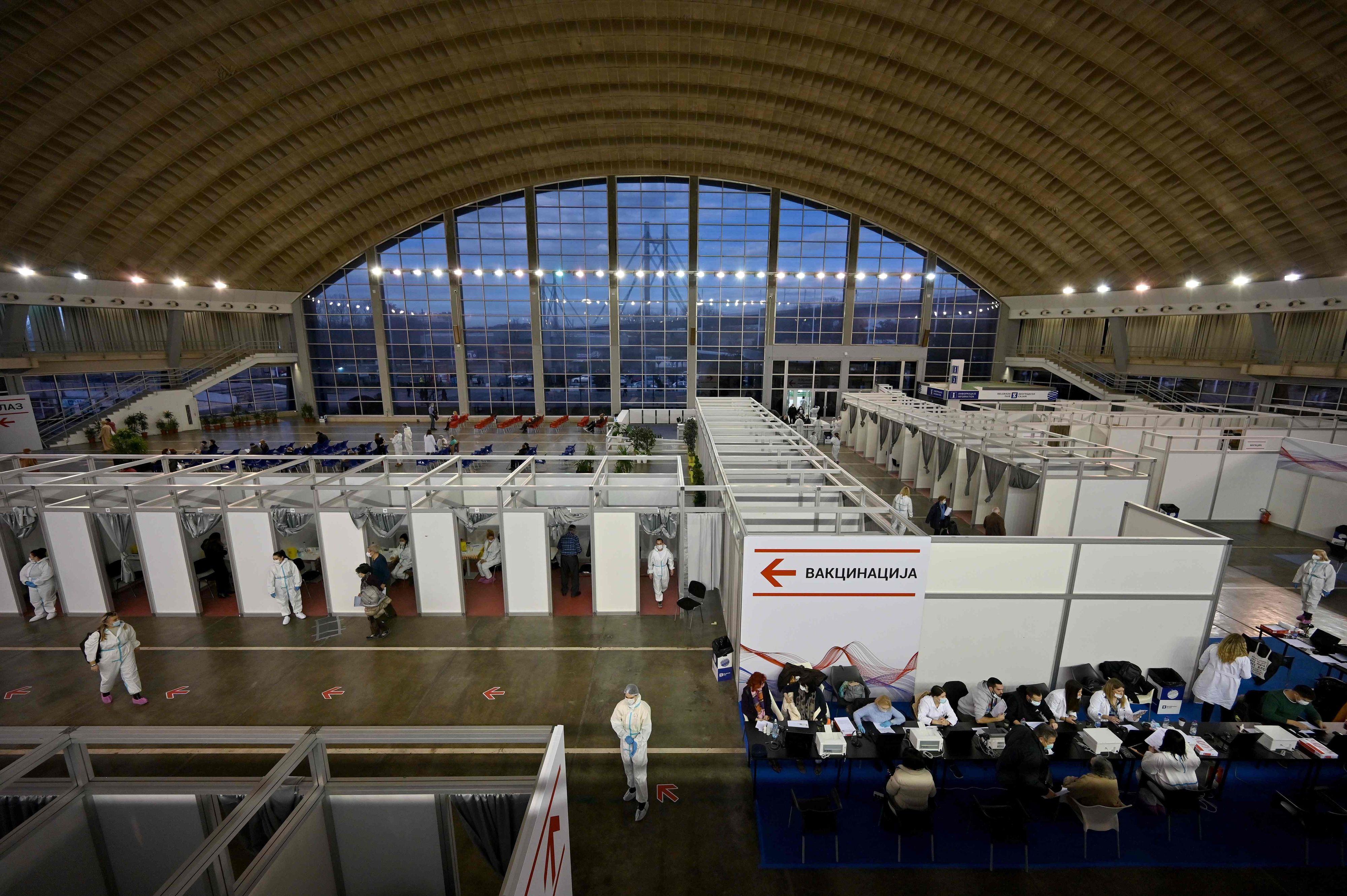 General view of the Belgrade Fair turned into a vaccination centre as people arrive to receive a dose of Chinese-made Sinopharm Covid-19 vaccine in Belgrade on February 4, 2021. - Inside the dome of Belgrade's fairgrounds, dozens of nurses in protective suits inject Covid-19 jabs into young and old alike, working with an efficiency that has turned Serbia into continental Europe's fastest vaccinator The small Balkan country has inoculated more than 450,000 of its seven million population in almost two weeks, a rate that exceeds all countries in Europe outside the United Kingdom, according to the scientific publication Our World in Data. (Photo by Andrej ISAKOVIC / AFP) - 20210204_PD4080 - Rechteinfo: Rights Managed (RM) Nur für redaktionelle Nutzung! Werbliche Nutzung erfordert Freigabe: bitte schicken Sie uns eine Anfrage.