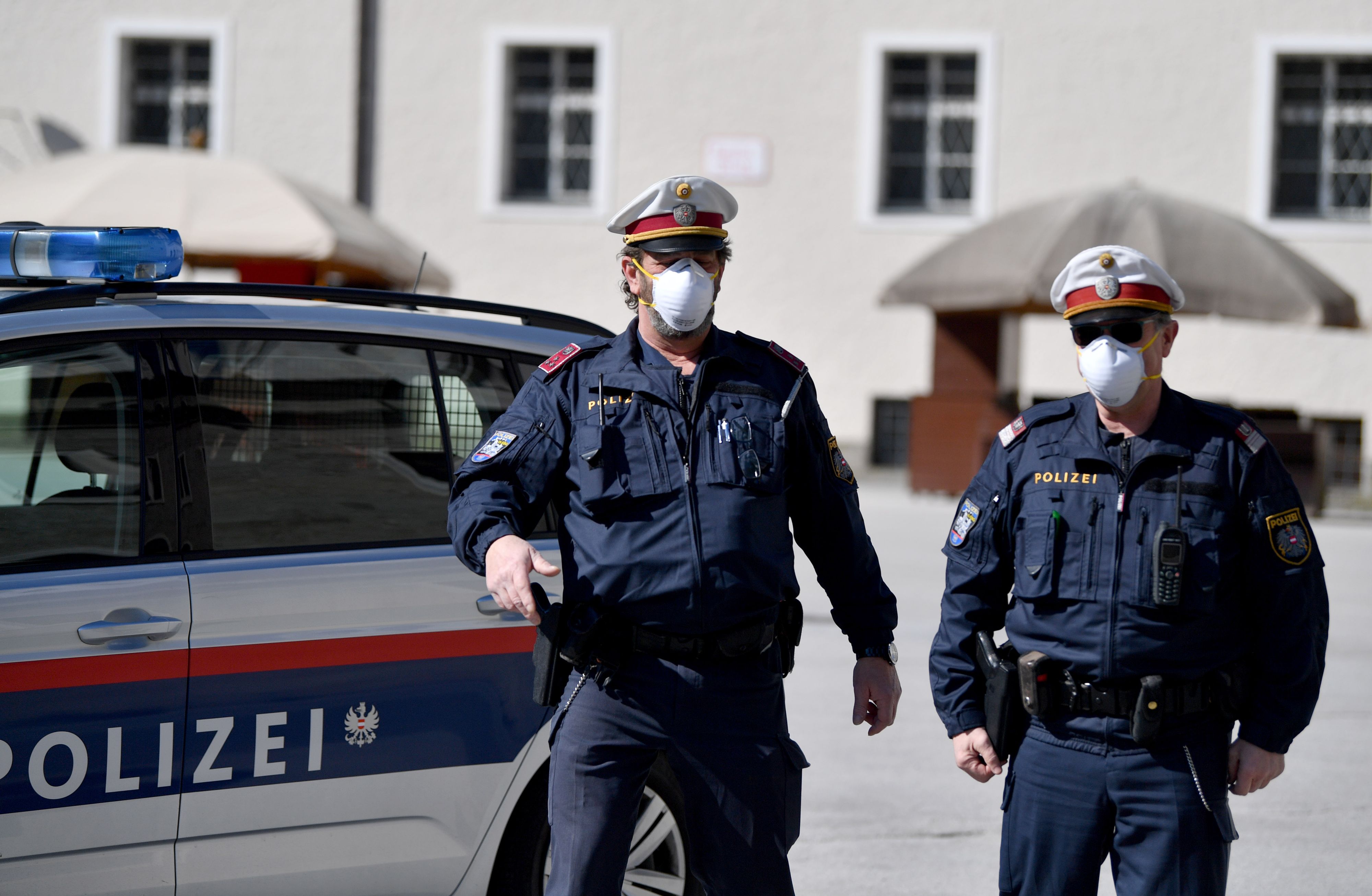 Polizisten mit Mund- und Nasenschutz auf Streife.