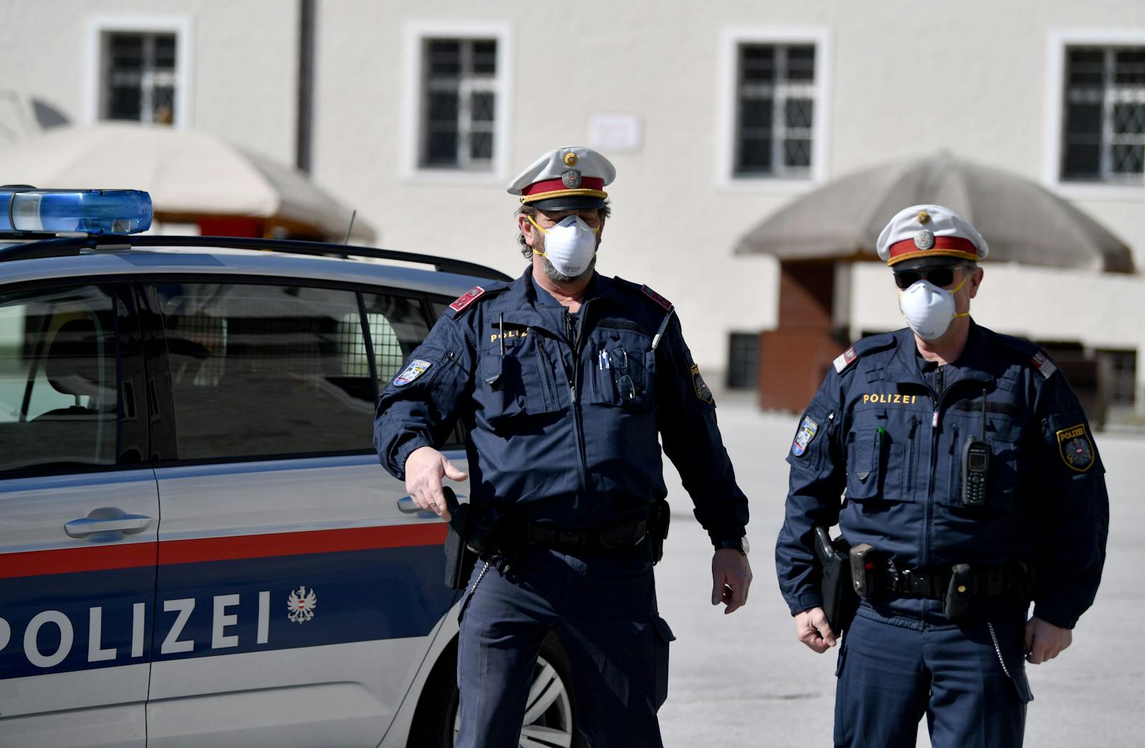 Polizisten mit Mund- und Nasenschutz auf Streife.
