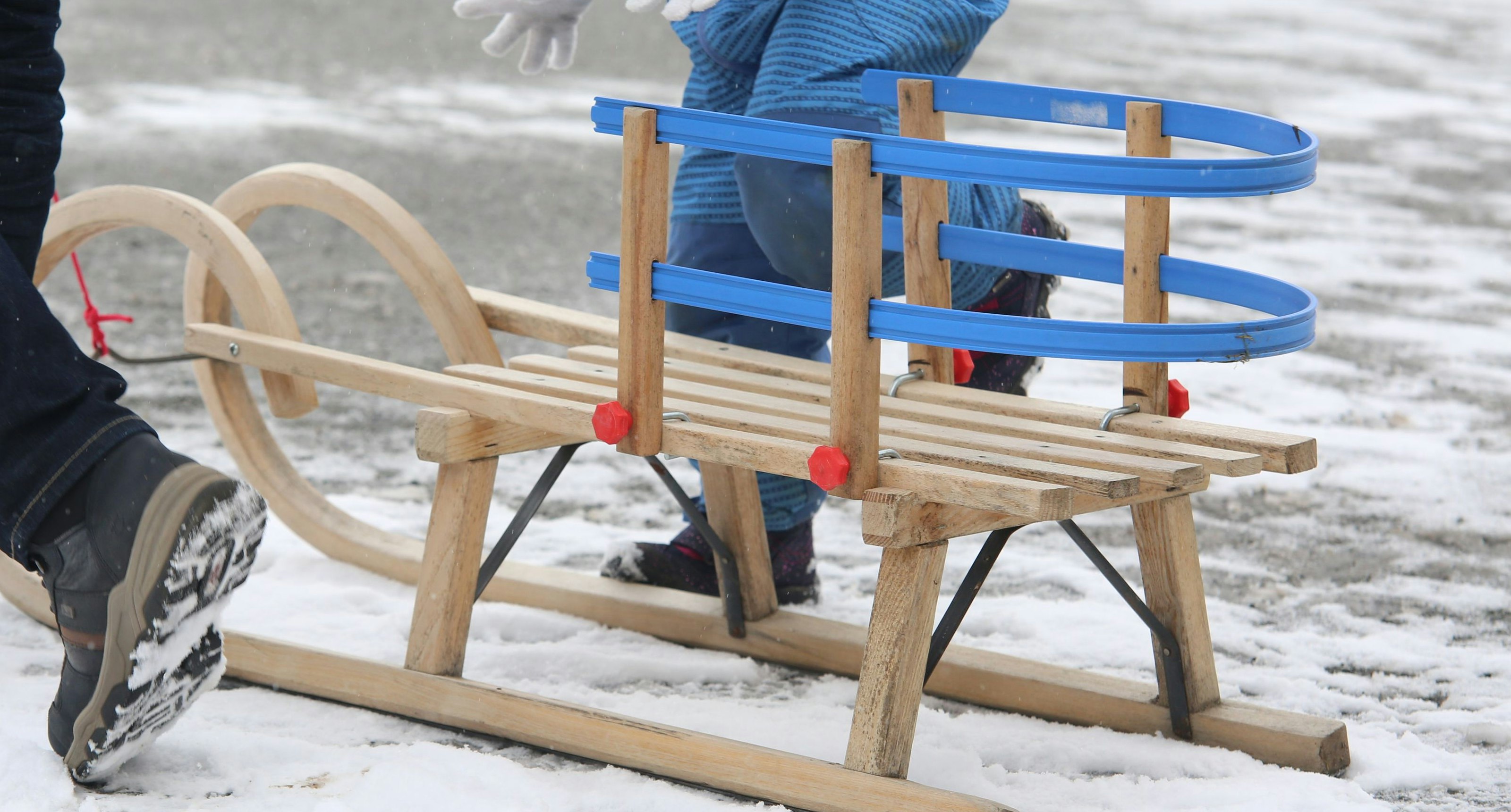 Download von www.picturedesk.com am 06.02.2021 (11:22).  24 January 2021, Saxony-Anhalt, Schierke: Visitors are on the toboggan run in Schierke. The onset of winter ensured many visitors in Schierke. Photo: Matthias Bein/dpa-Zentralbild/dpa - 20210124_PD4182 - Rechteinfo: Rights Managed (RM)