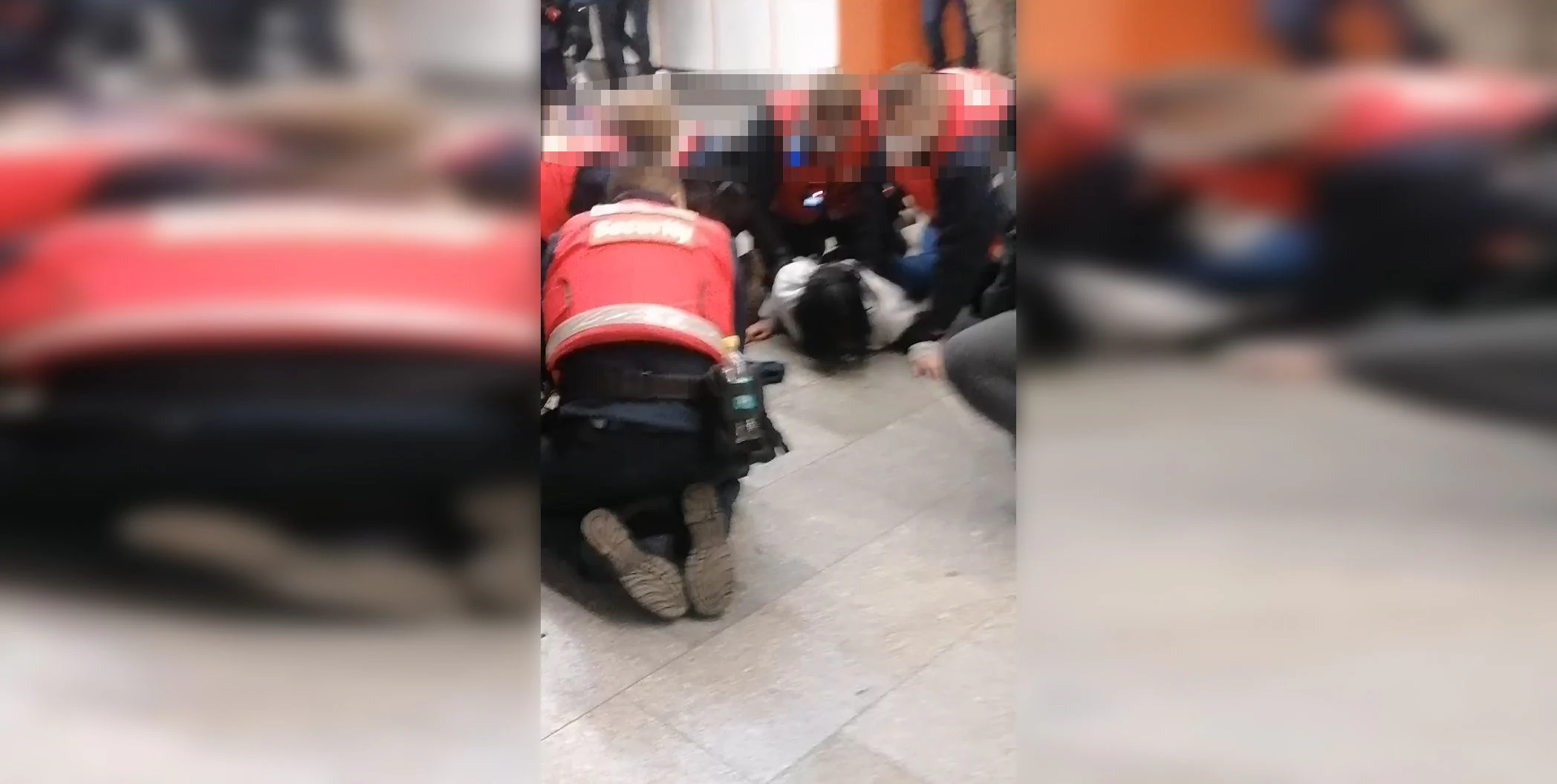Die Security musste die tobende Frau am Boden fixieren.