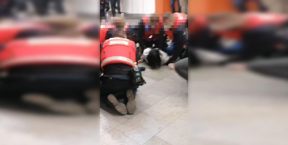 Die Security musste die tobende Frau am Boden fixieren.