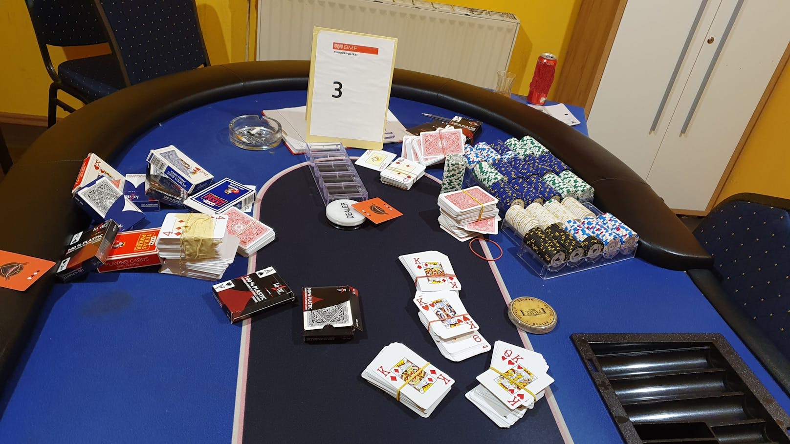 Beamte der Wiener Polizei konnten am Freitagabend (5. Februar 2021) ein illegales Glücksspiel-Treiben in Wien-Favoriten aufdecken.&nbsp;