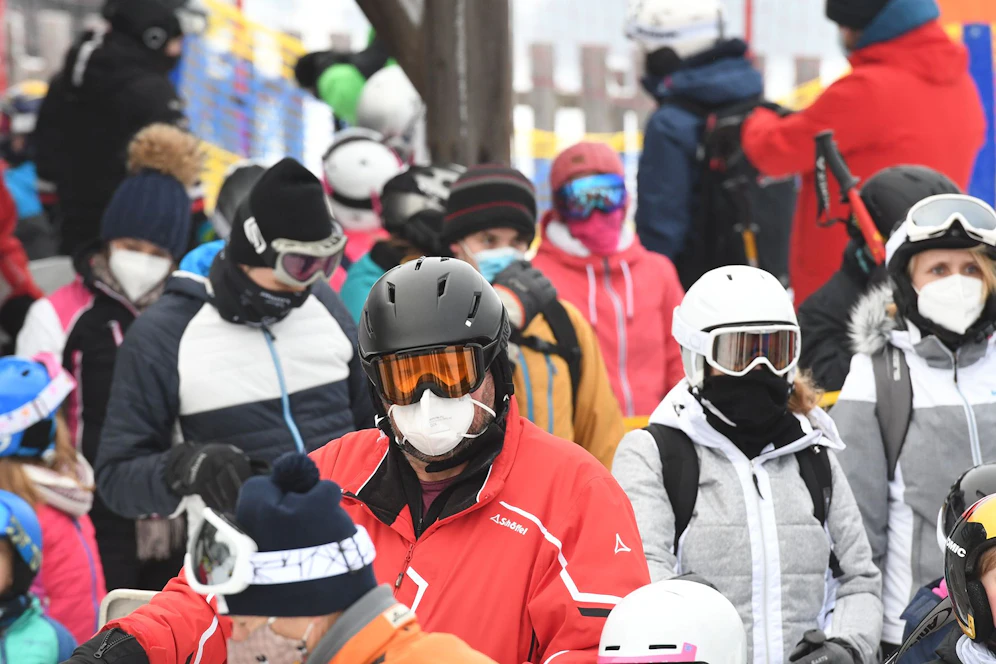 Warteschlange der Skifahrer am Schlepplift in Eberschwang.