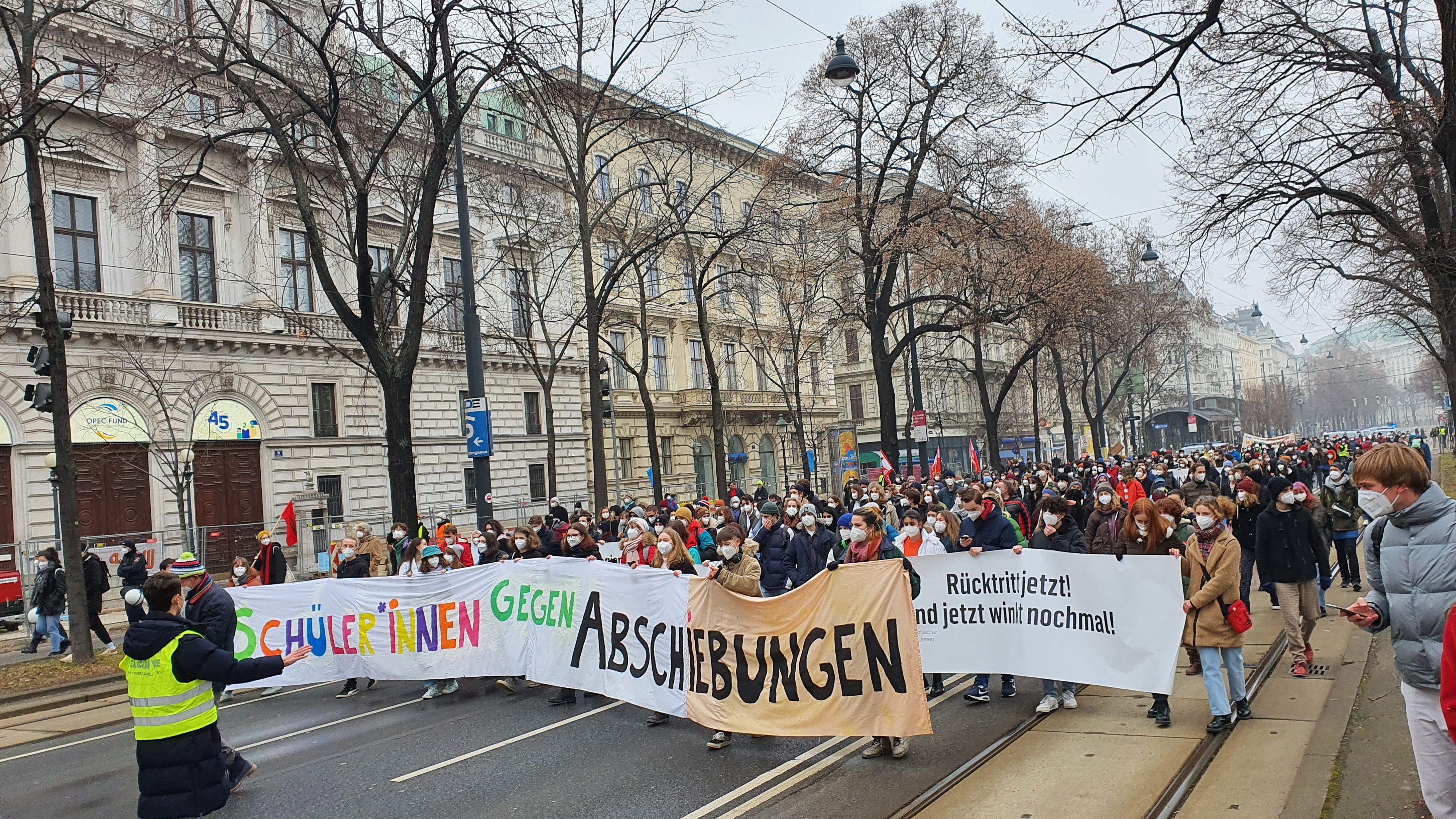 Der Demonstranten ziehen über die Wiener Ringstraße.