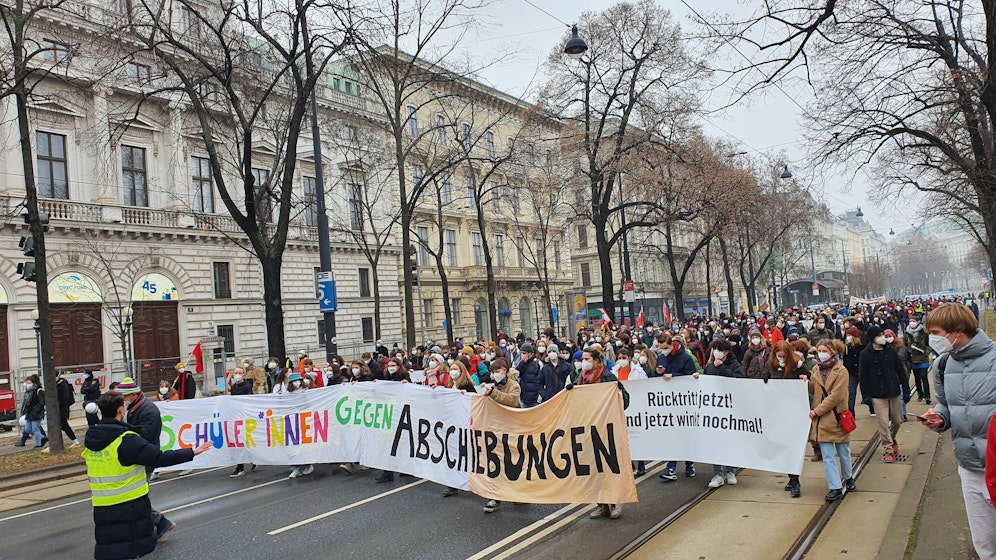 Der Demonstranten ziehen über die Wiener Ringstraße.