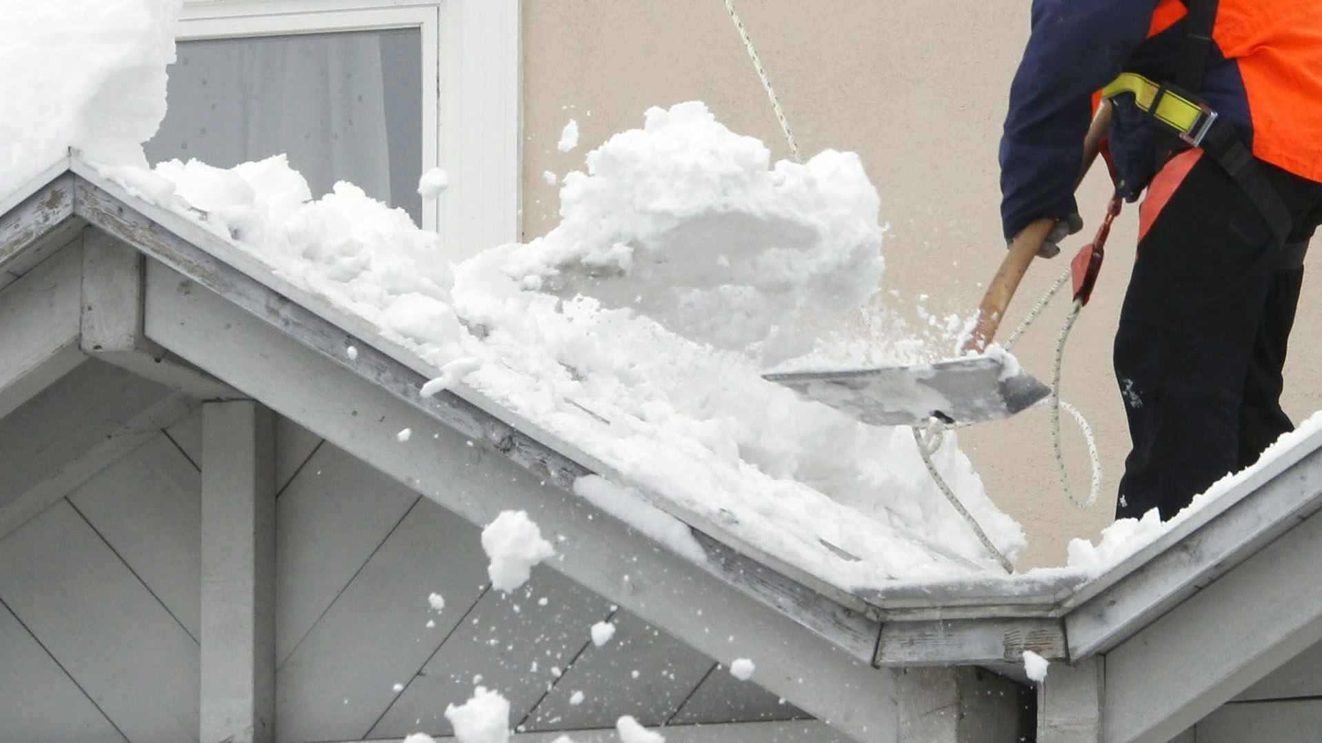 Der Mann stürzte beim Schneeschaufeln von einem Dach ab.