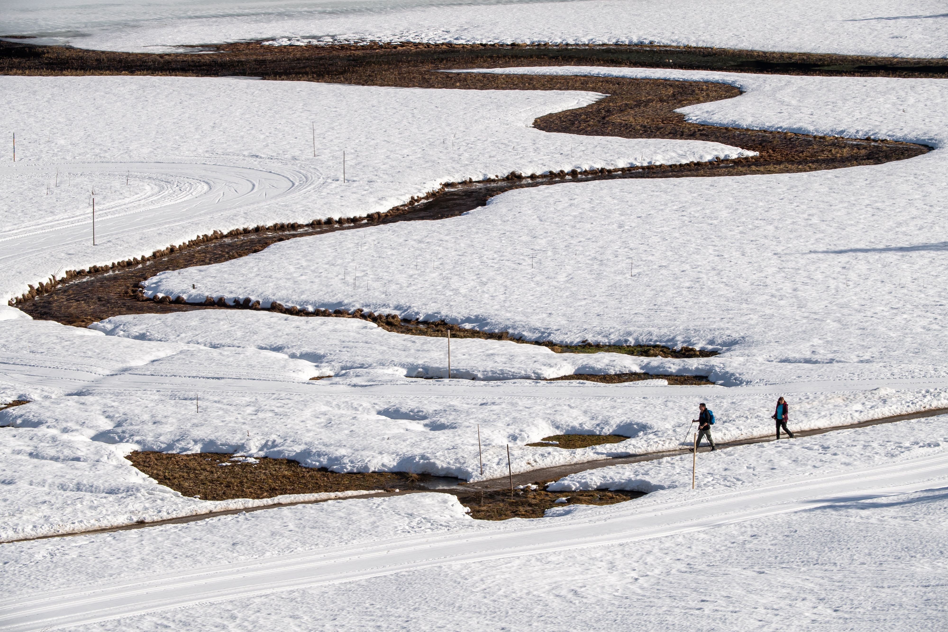 Download von www.picturedesk.com am 06.02.2021 (09:51).  05 February 2021, Bavaria, Spitzingsee: Visitors walk through the snow-covered Firstgraben at Spitzingsee, which is 1084 metres above sea level. Photo: Peter Kneffel/dpa - 20210205_PD4682 - Rechteinfo: Rights Managed (RM)